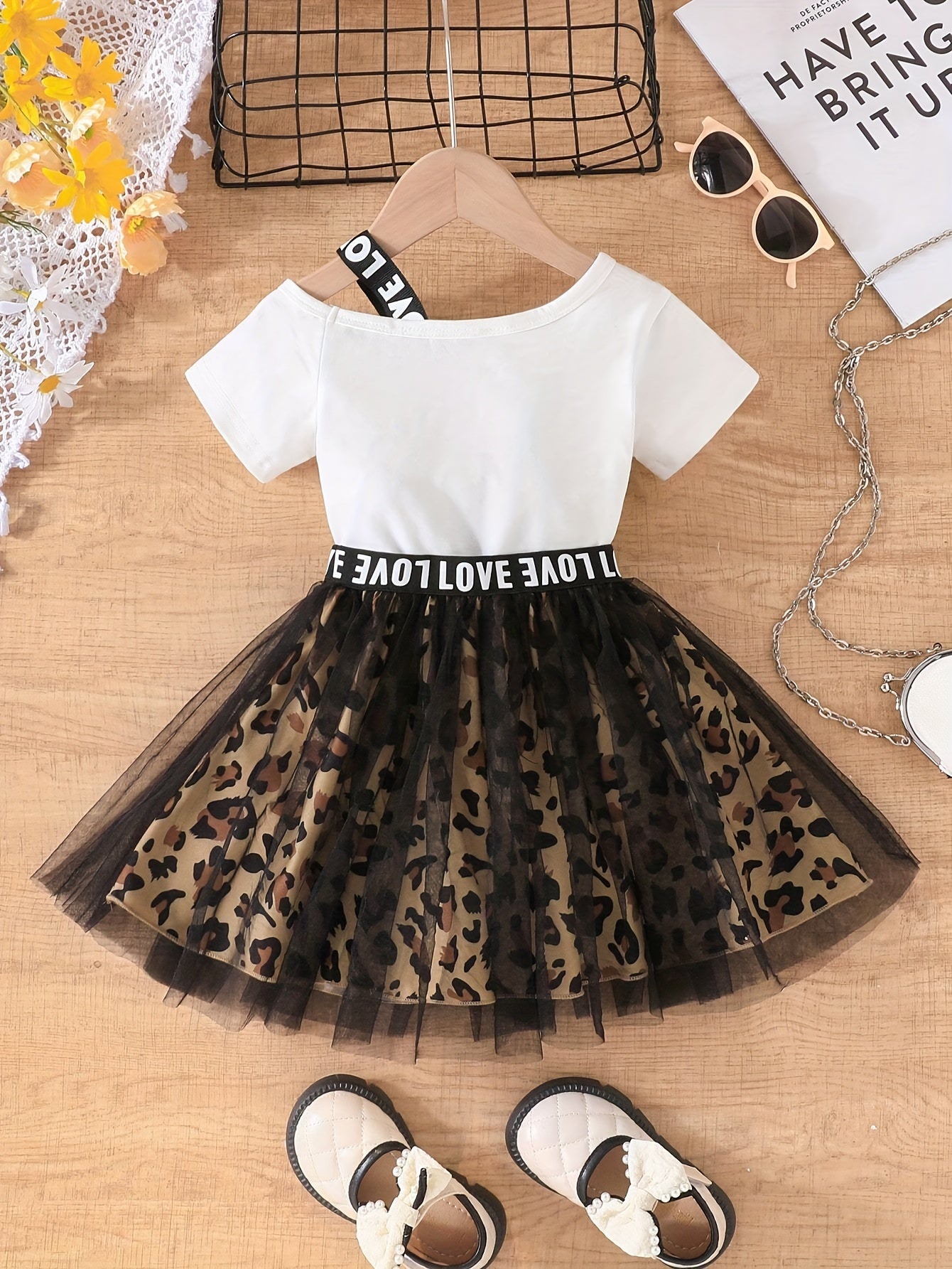 Quyosh ko'zligi qiz patchwork to'r yubka, leopard naqshli tafsilotlar bilan