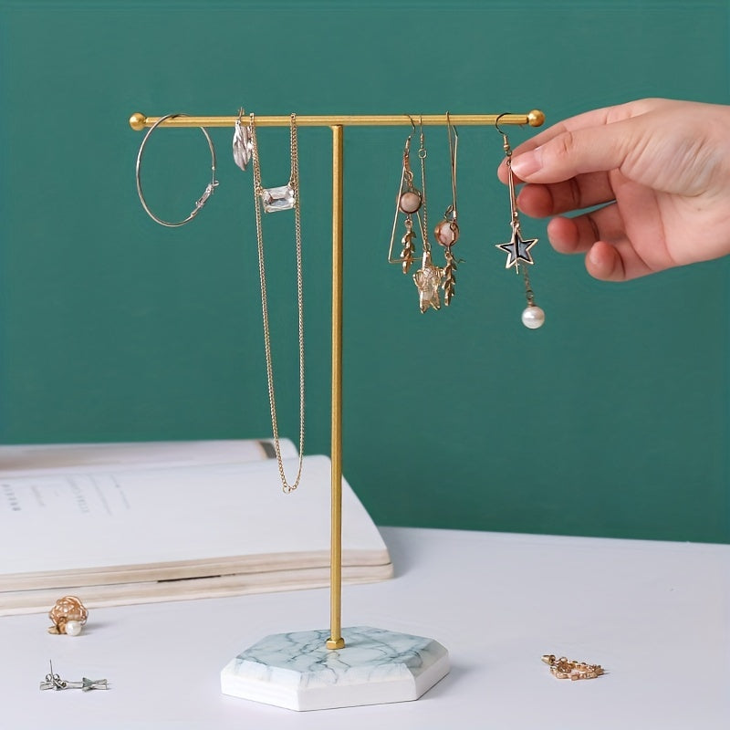 Oltin T-shaklidagi zargarlik buyumlarini tashkil etuvchi rack, uzuklar, marjonlar, taqinchoqlar va bilakuzuklar uchun