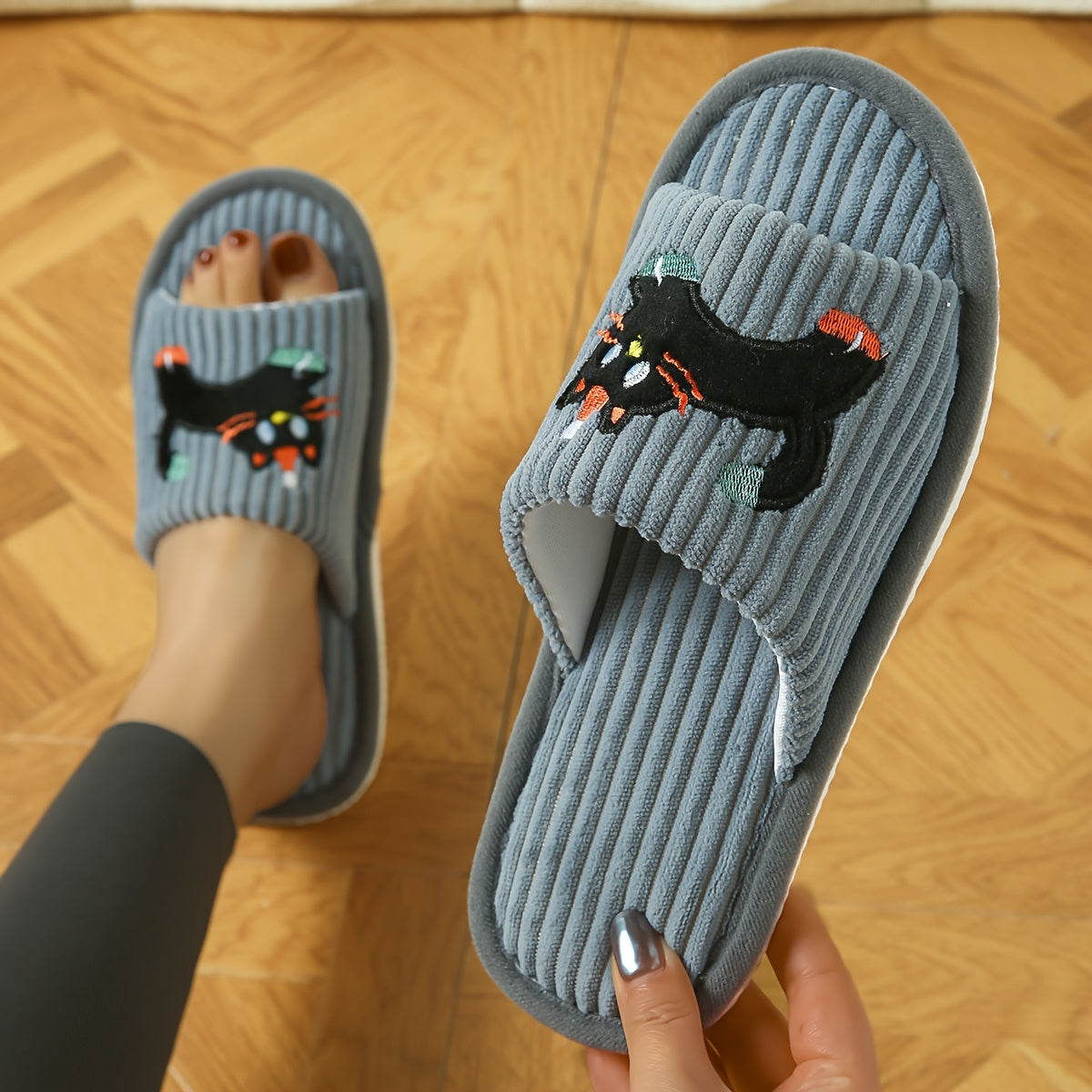 Ayollar uchun Katt dizayni chiziqli ochiq barmoqli shippaklar, yopishqoq EVA taglik bilan