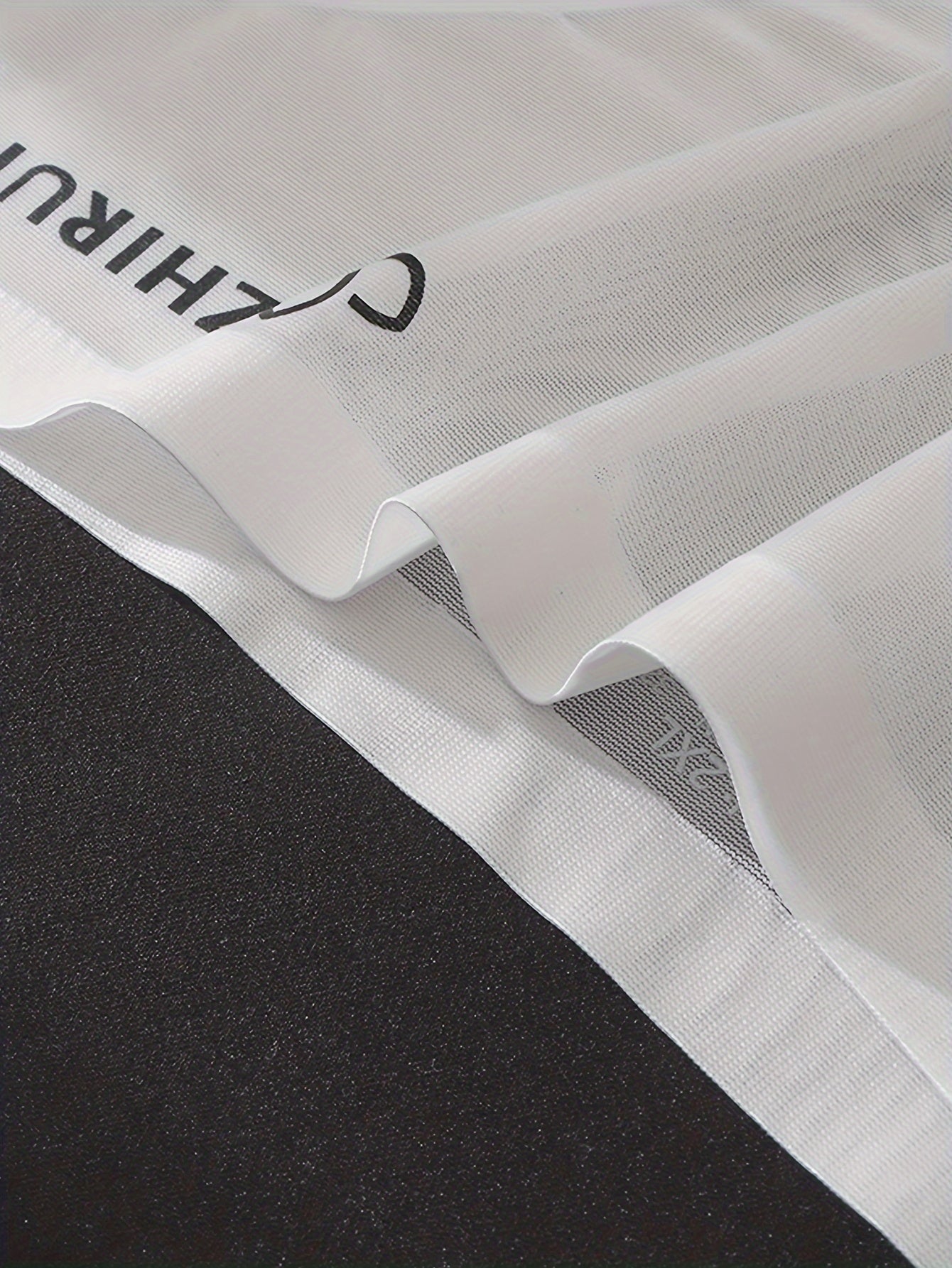 68% naylon va 32% spandeks to'qilgan matodan tayyorlangan erkaklar uchun 5 ta to'plam seamless boxer briefs. Yengil, cho'ziluvchan va qulay, bir rangli va harf bosma dizayni bilan. 150gsm.