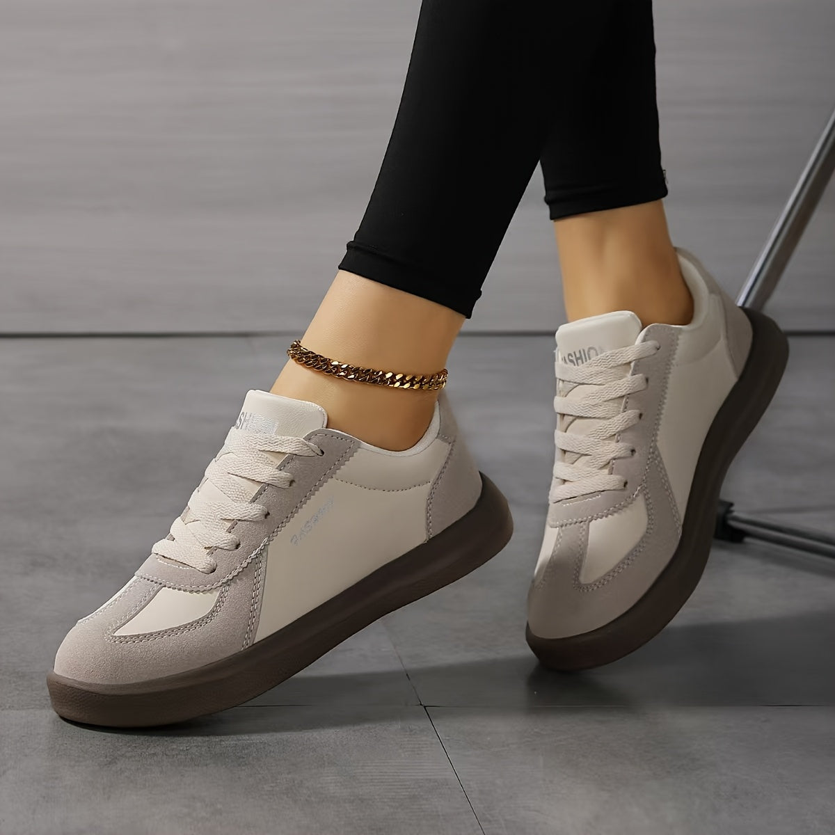 Ayollar uchun nafas oladigan pastki sport poyabzali Oq Bej sintetik kundalik poyabzal