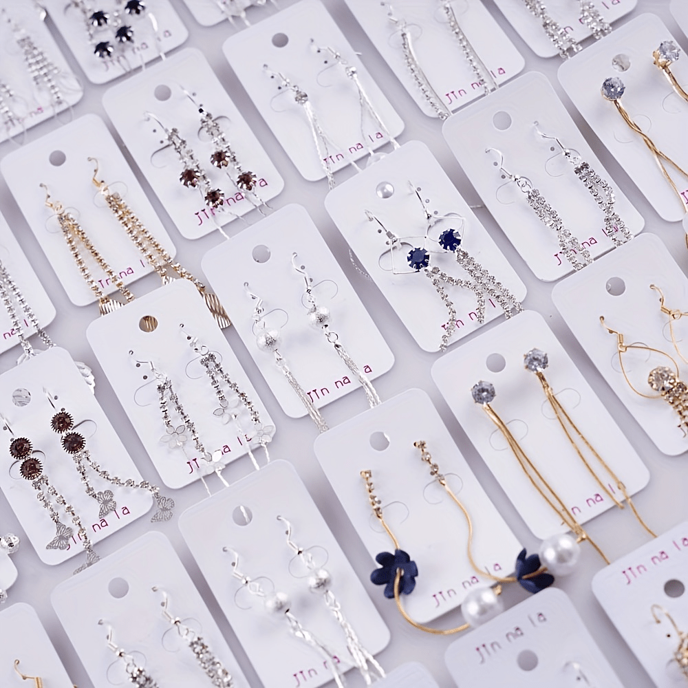 20 juft osma sirg'alar to'plami, porloq rhinestone'lar bilan bezatilgan, nafis va klassik uslubga ega. Sink qotishmasidan tayyorlangan, bu zamonaviy aksessuarlar har qanday kiyimga nafislik qo'shish uchun mukammaldir. Moda ixlosmand ayollar uchun ideal.