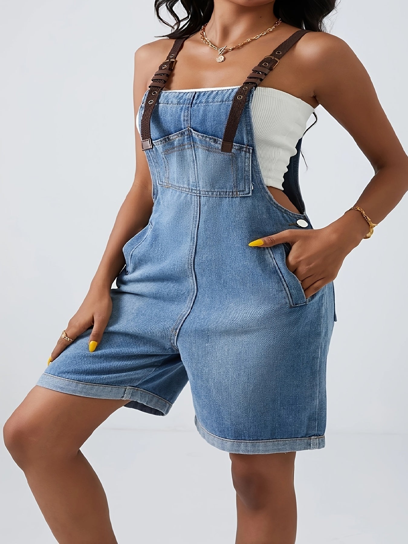 Ayollar uchun katta o'lchamdagi denim kombinezon-shorts, polyester aralashmasi, bir rangli, ko'chalar uslubi, to'qilgan mato