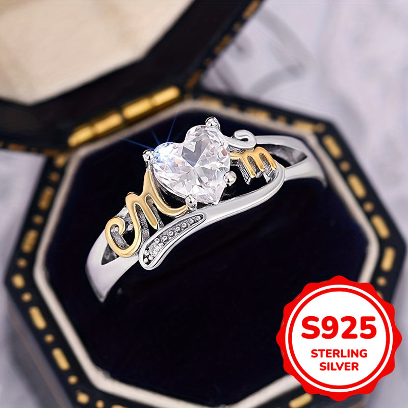 Yurak shaklidagi zirkoni uzuk, sterling kumushda MOM yozuvi bilan, vintage sexy uslubida 4-qo'lga o'rnatilgan. Har mavsum uchun mukammal, bu uzuk ajoyib Ona kuni sovg'asi bo'ladi. Shuningdek, u aprelni ifodalovchi sintetik toshni o'z ichiga oladi.