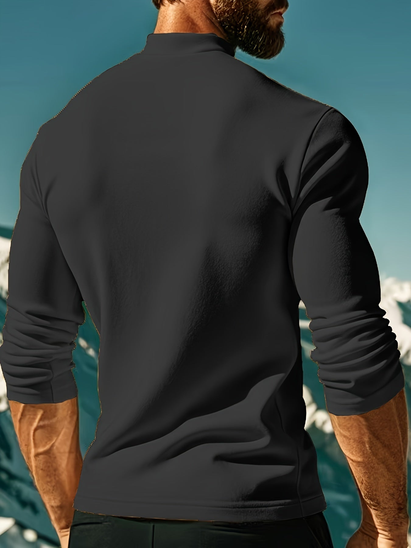 Erkaklar uchun yuqori bo'yinli termal ko'ylak, M harfi dizayni bilan, tor kesimda. Polyester va spandeksdan tayyorlangan, porloq tuzilishga ega, ochiq havoda sport va tasodifiy kiyimlar uchun mos.