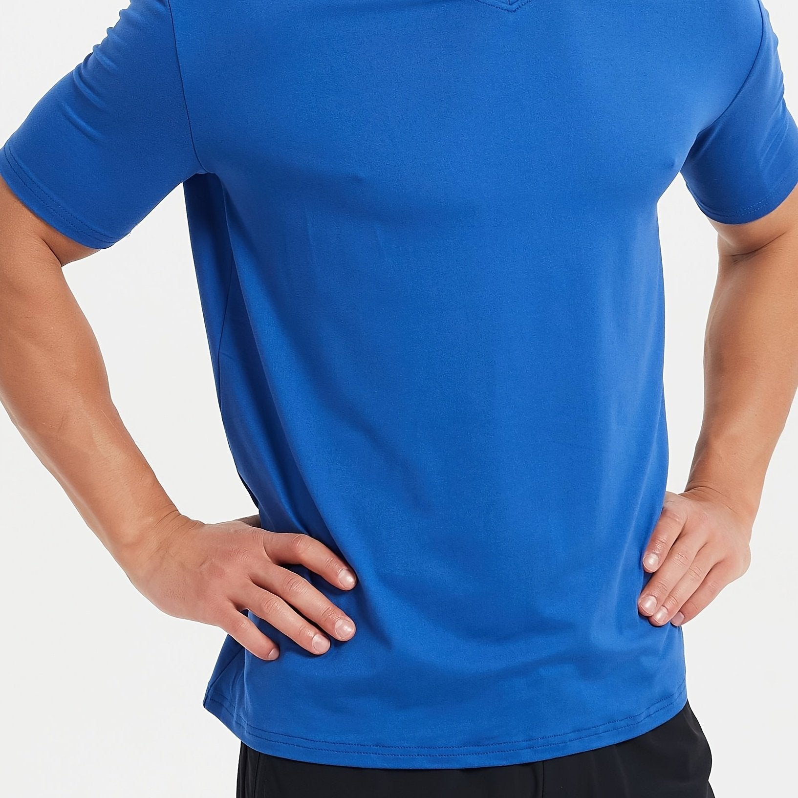 O'g'il bolalar uchun oq V-yuqori futbolka.