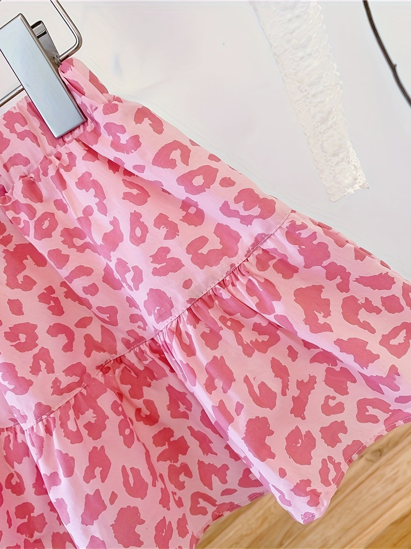 Conjunto de leopardo rosa para niñas con camisa de manga corta y falda con volante