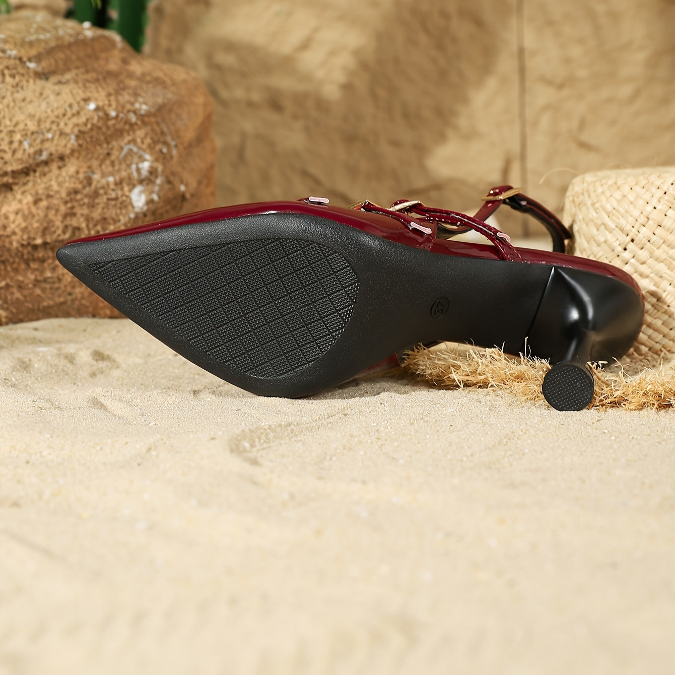 Partiyalar uchun zamonaviy bilak strapli stiletto to'pi, uchli barmoq va tokali tafsilotlar bilan.