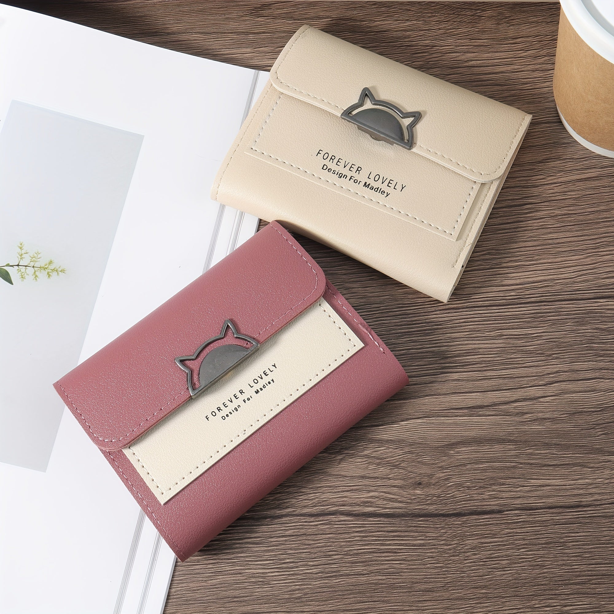 Mushuk metall bezakli, ko'p karta joylari va tangalar uchun cho'ntak bilan ixcham egiluvchan hamyon, qizil, pushti yoki qora ranglarda mavjud.