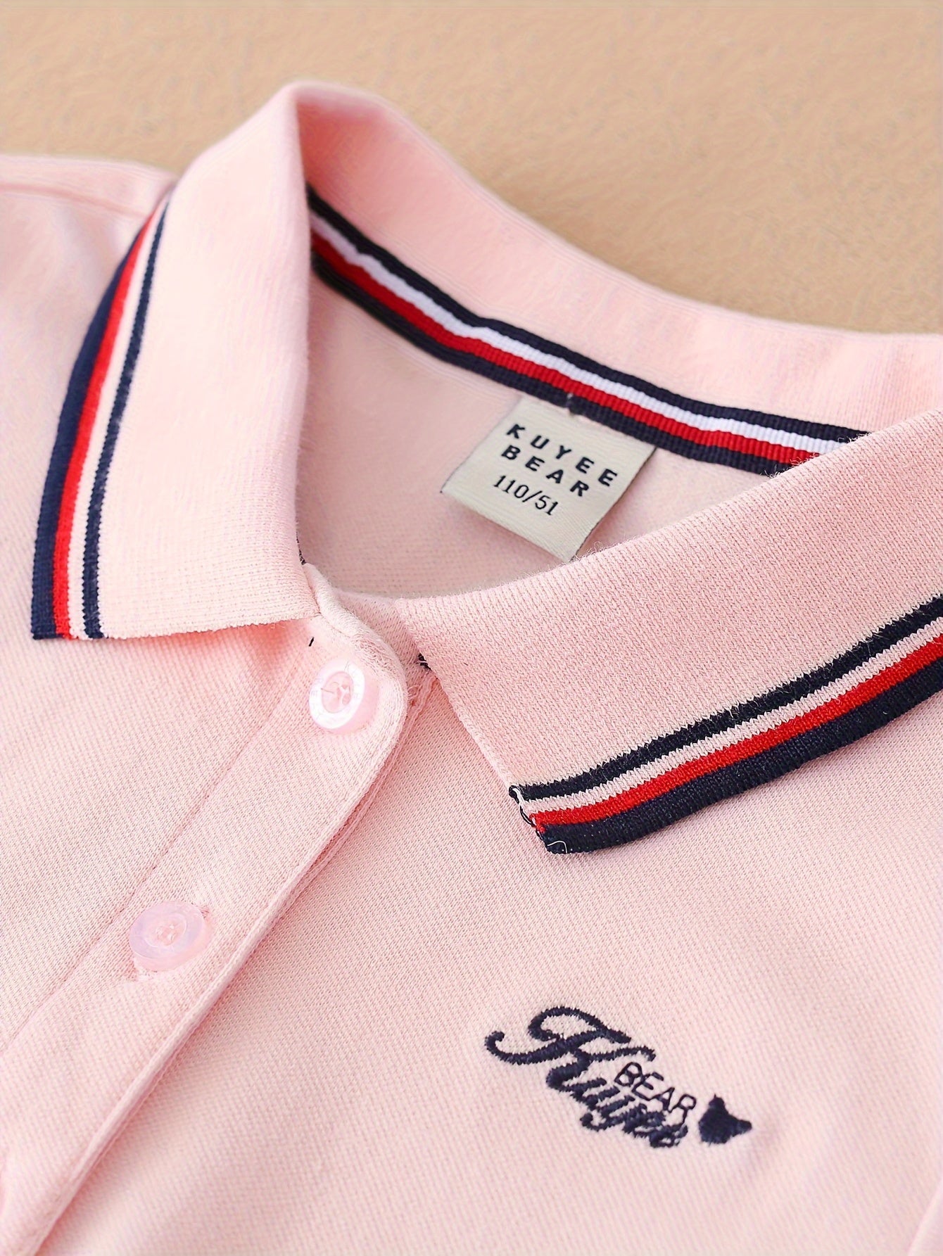 Preppy uslubidagi qizlar uchun paxta ko'ylak, harf tikuvlari bilan, yozgi sport va ochiq havoda faoliyatlar uchun mukammal.