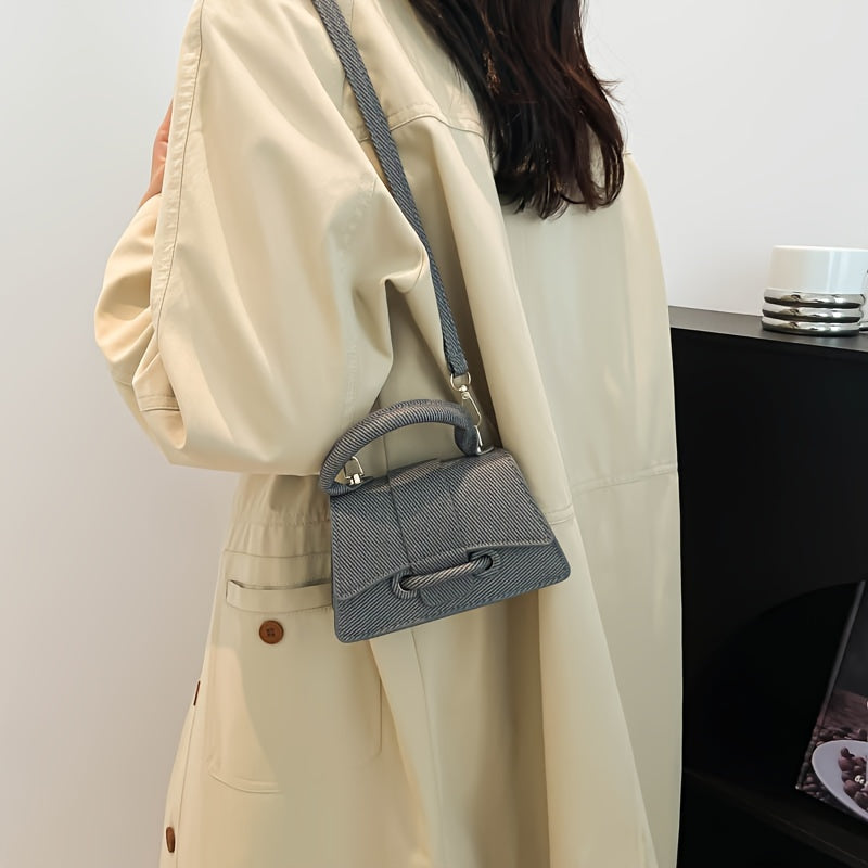 Kahaki, kulrang, pushti, yashil va och jigarrang ranglarda uslubiy mini crossbody sumka, sozlanadigan kamar, magnit yopish va astar bilan. Mustahkam rang, naqsh yoki bosma yo'q, chetlarini tugatish bilan.