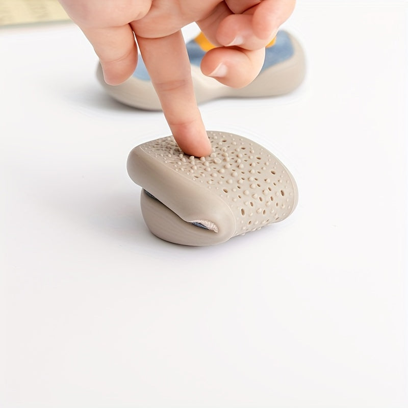 Bolalar uchun karton yuruvchi paypoqlar, rezina taglik bilan, ko'k va sariq chiziqli naqshda, kichik bolalar va maktabgacha yoshdagi bolalar uchun qulay.