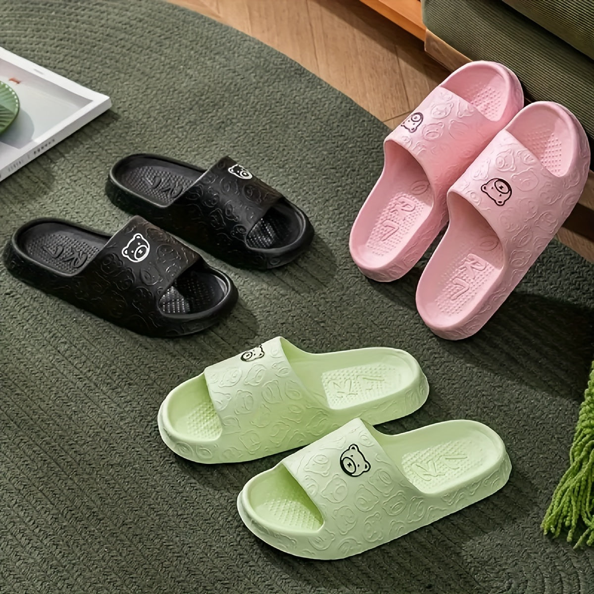 Erkaklar uchun barcha mavsumda kiyiladigan modali slaydlar, qulay, sirpanmaydigan EVA qalin taglikka ega, uyda, hammomda va suvga chidamli.