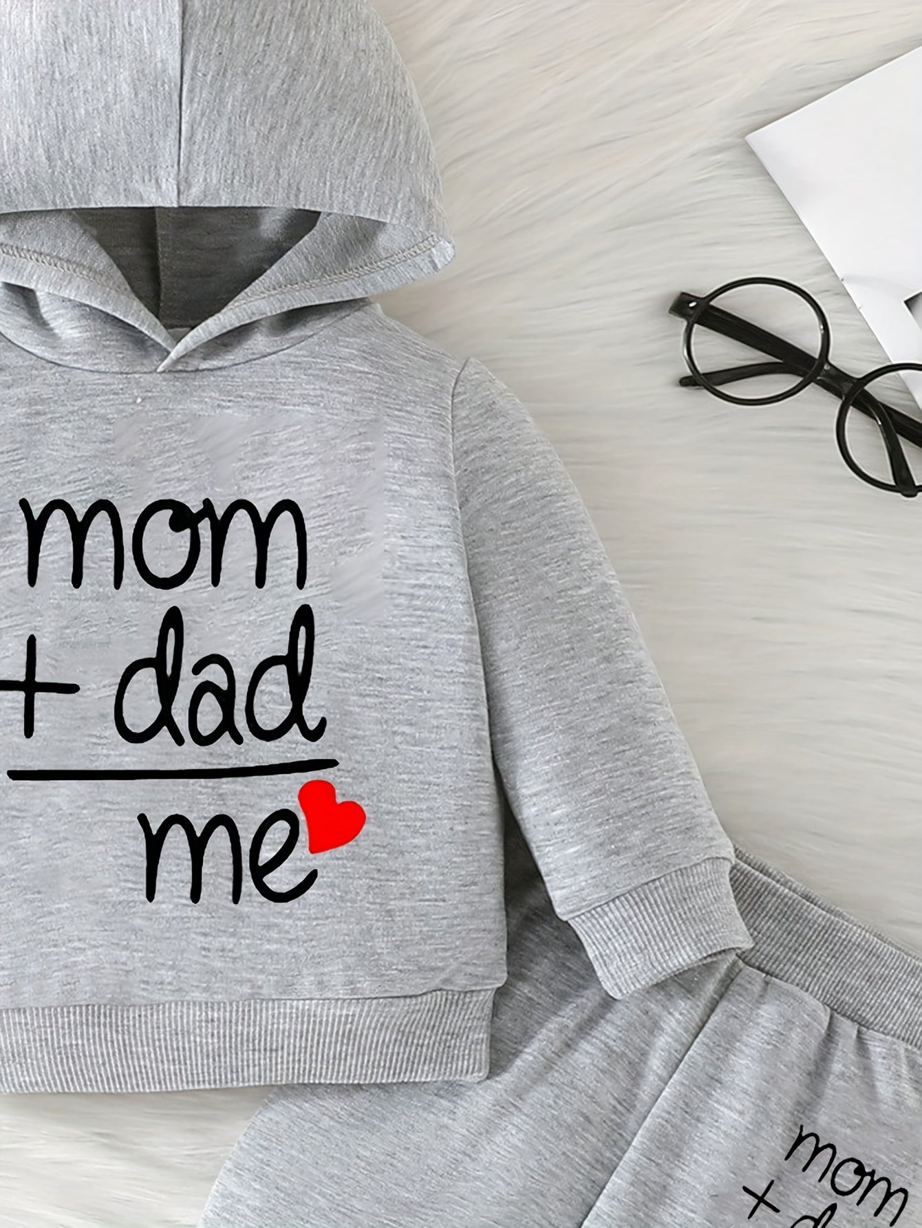 Детский повседневный наряд весна/осень с надписью 'Люблю папу и маму', идеален для активного отдыха на улице.