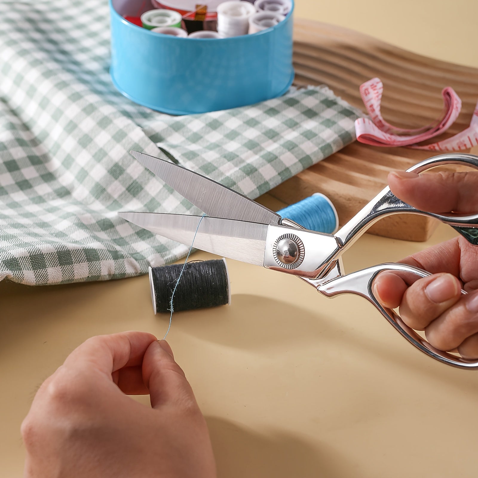 Premium zanglamas po'latdan yasalgan tikuv qaychilari, tikish va qo'l san'atlari uchun o'tkir pichoq bilan, uy, ofis va tijorat foydalanishi uchun mukammal.