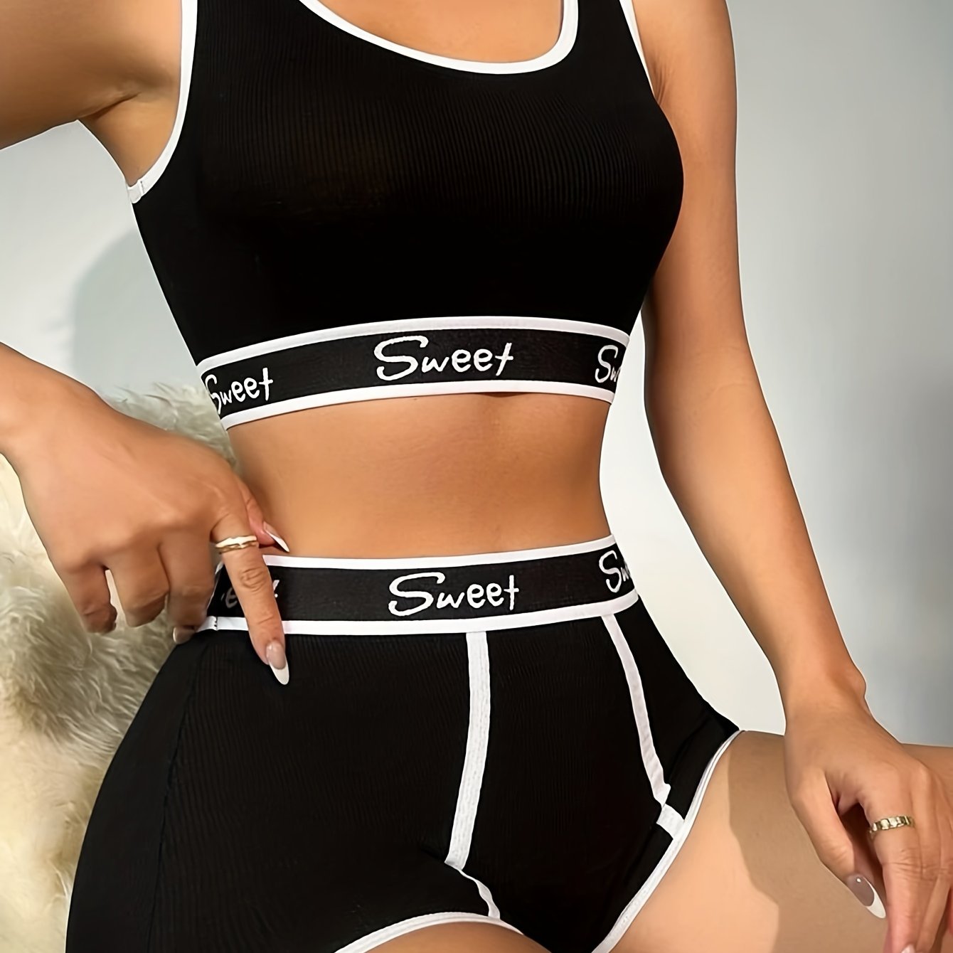 Ayollarning "Sweet" bosma ichki kiyim to'plami yumshoq ribbed sport bra va qulay viscose aralashmasidan tayyorlangan boyshort pantylarni o'z ichiga oladi. To'plamda shuningdek, zamonaviy maroon kontrast detallari mavjud bo'lib, bu mukammal