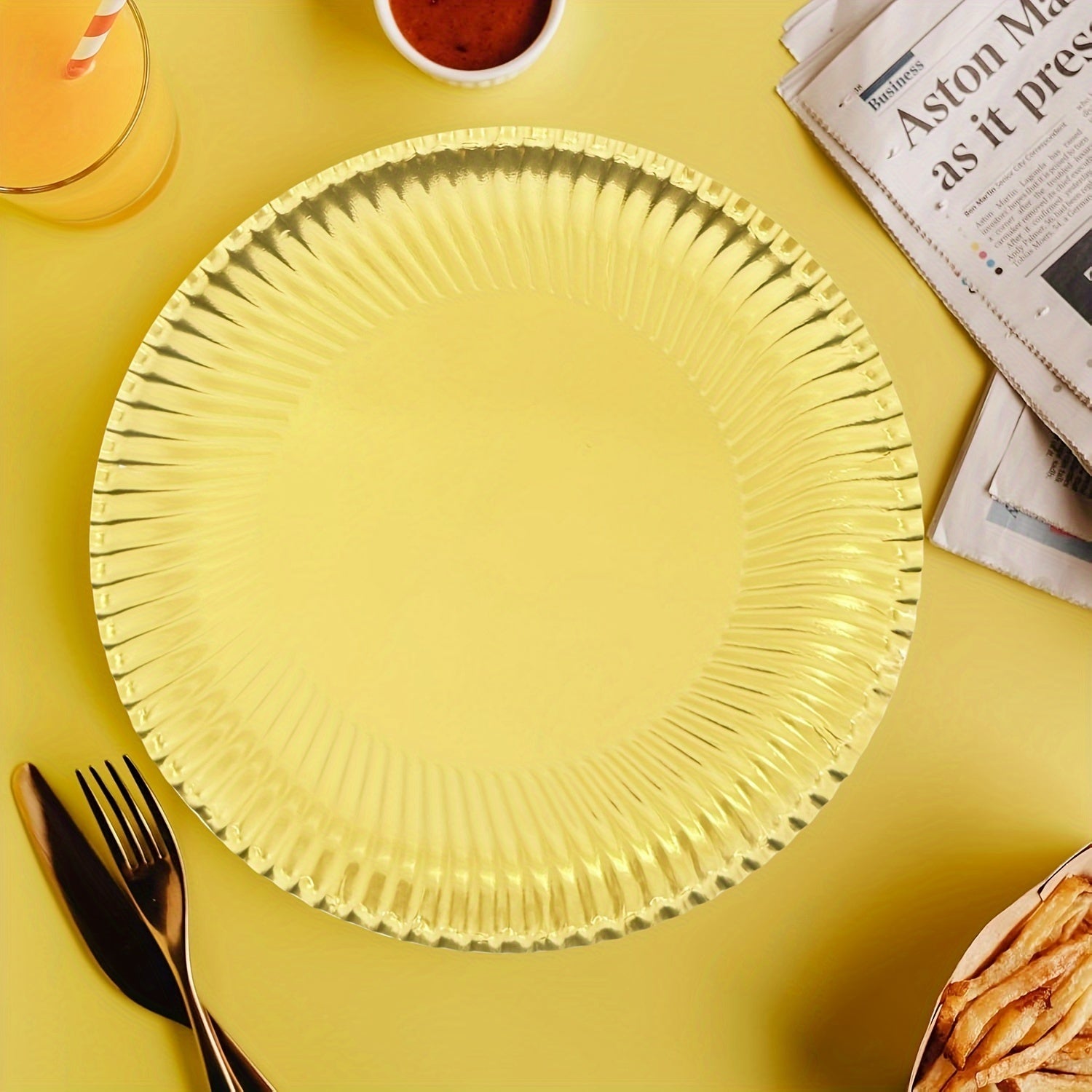 El paquete de suministros para fiestas de oro incluye platos desechables y servilletas para cumpleaños, bodas y feriados