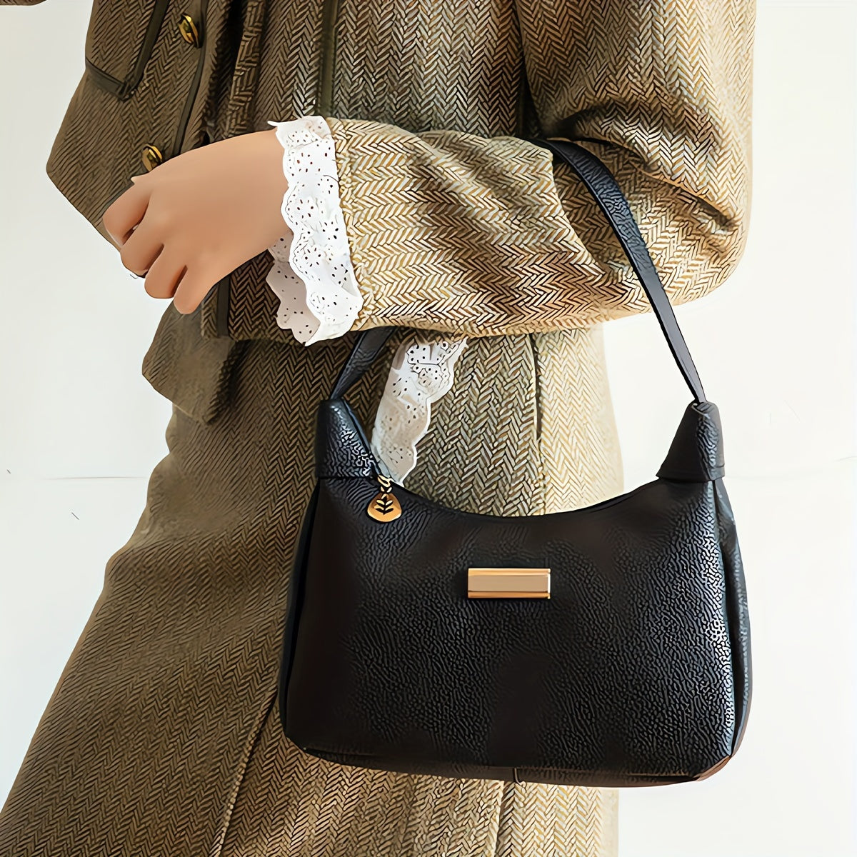 Ayollar uchun minimalistik kesimdagi xochga osilgan sumka, bir rangli va apparat tafsilotlari bilan, o'rnatilgan kamarlar, zip yopilishi, engil va polyester bilan astarlangan. Qora, oq, pushti, khaki va mavjud.