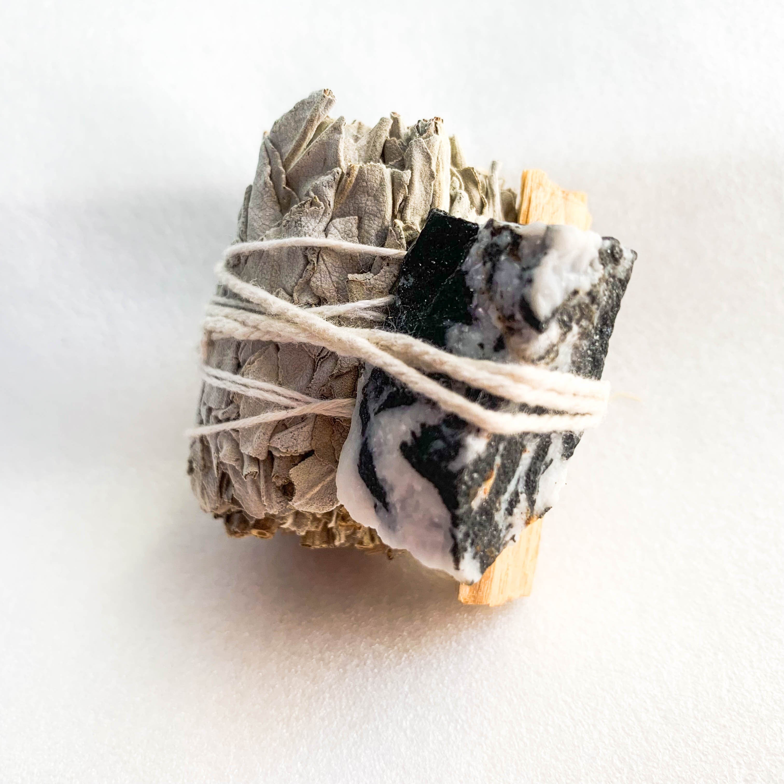 Conjunto de varita de limpieza energética de cristal de roca natural con varita de amatista, selenita y salvia blanca