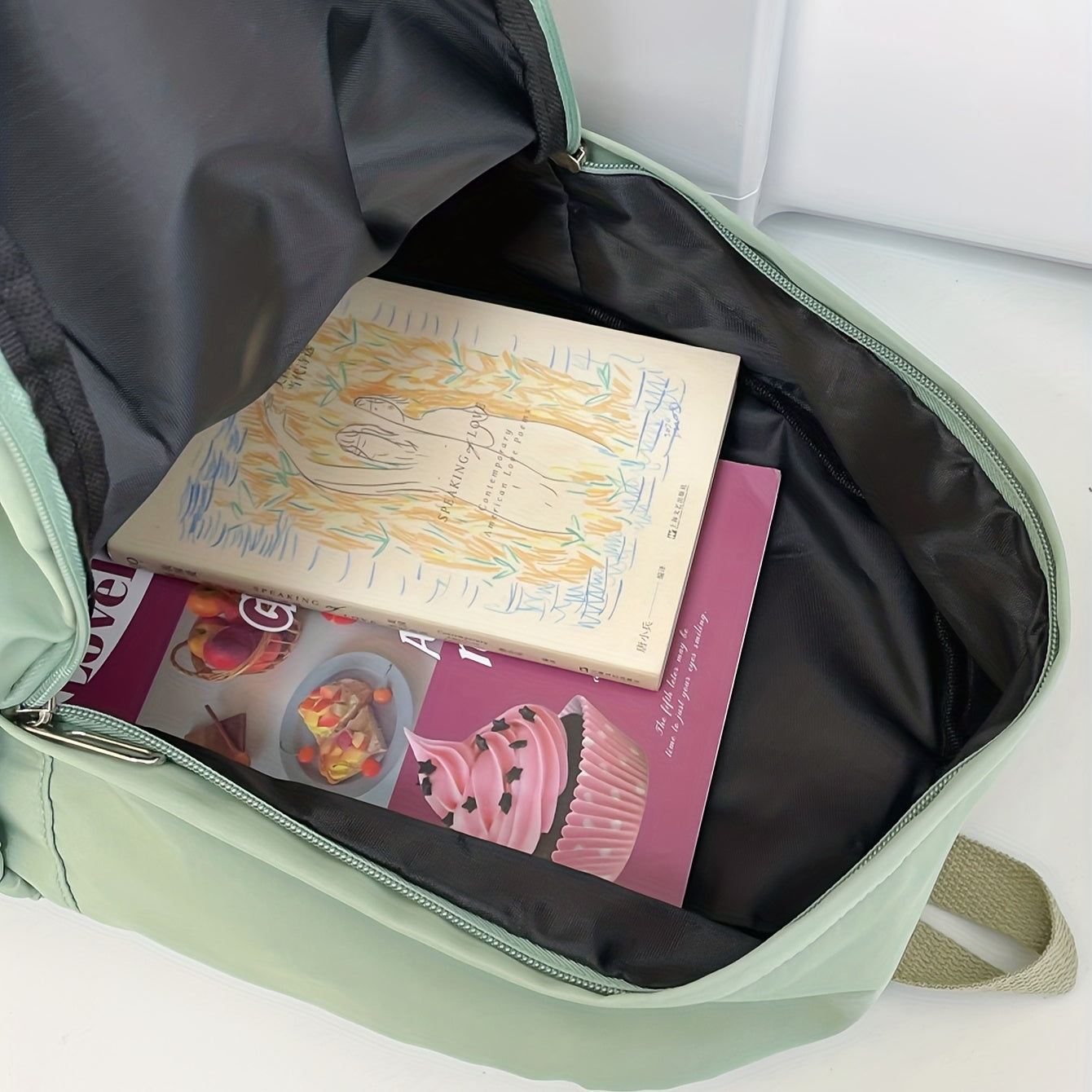 4 ta ruksak, kesish sumkasi, qo'l sumkasi va qalam sumkasi klassik bir xil ranglarda. Ayollar va erkaklar uchun tasodifiy sayohat uchun mos, katta sig'imga ega. Maktab qizlari va talabalar uchun ideal.