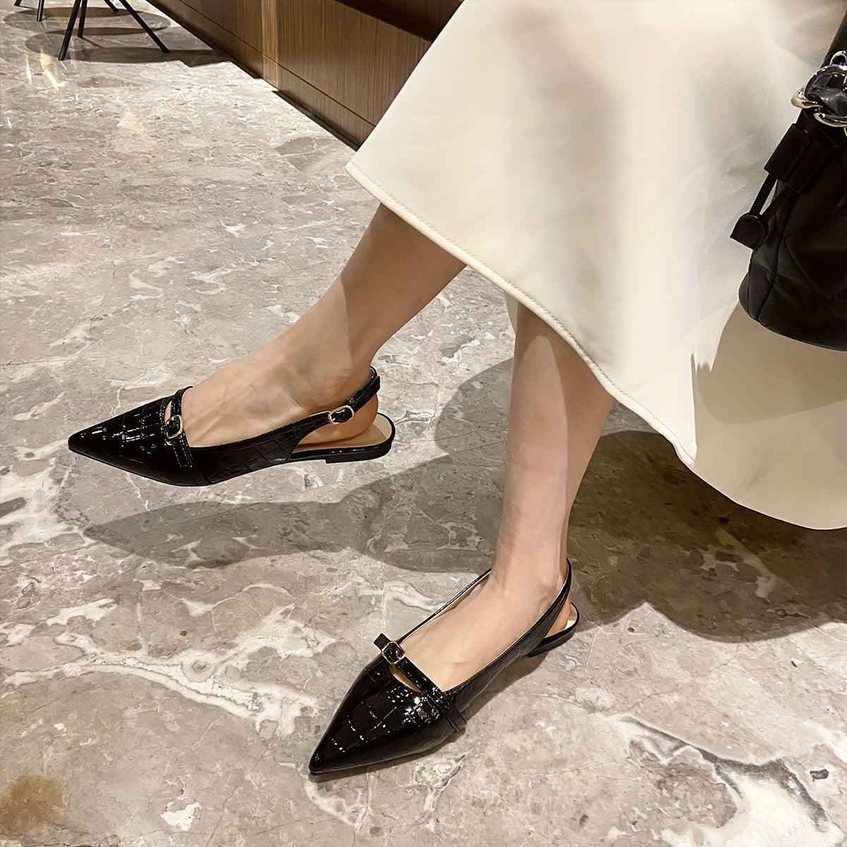 Женские туфли-лодочки из однотонной кожи с заостренным носком