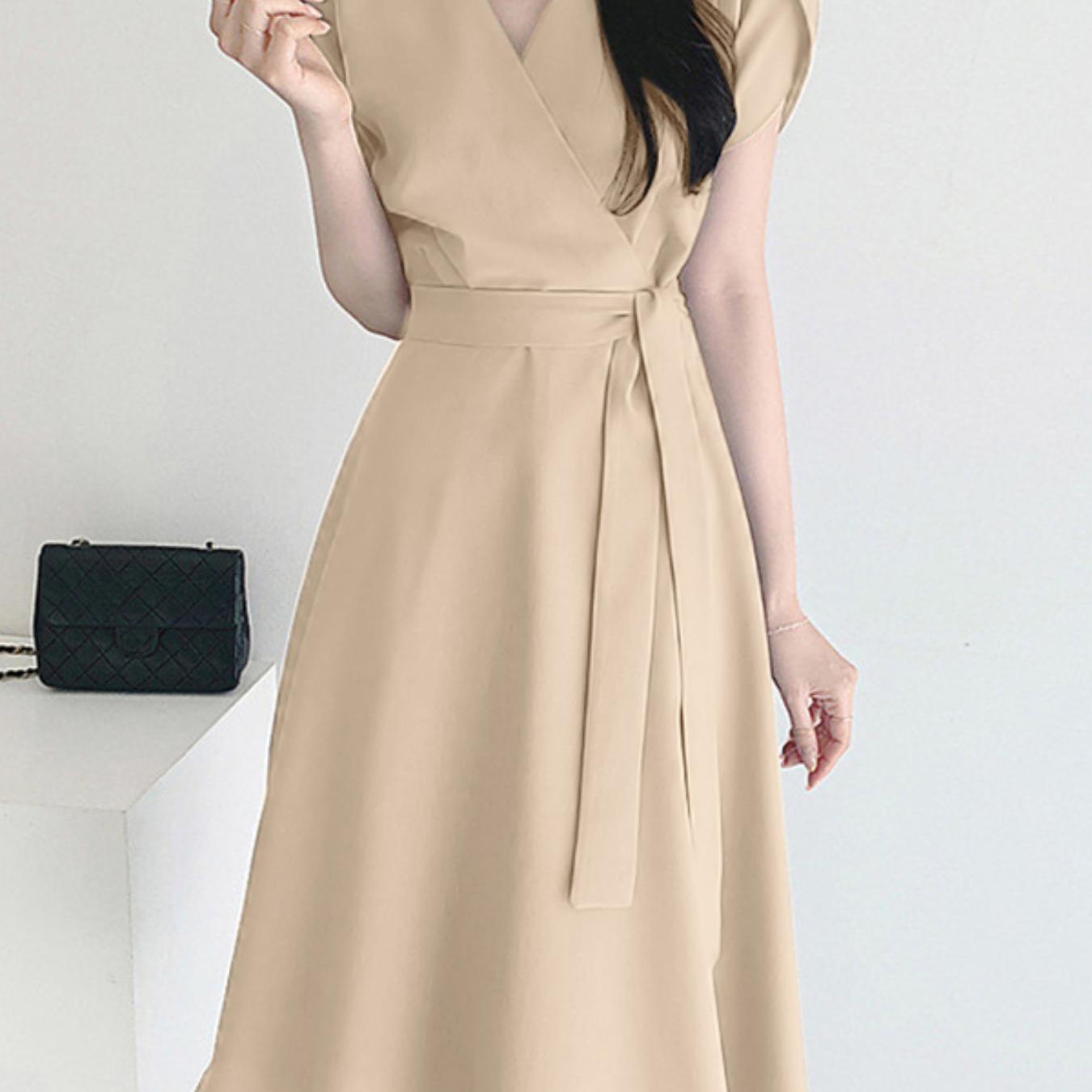 Zamonaviy V-shaklidagi A-siluetli ko'ylak, old tomonda o'ralgan, yengsiz va beli bezakli, kundalik yoki uchrashuvlar uchun. Yoz uchun engil polyesterdan tayyorlangan.