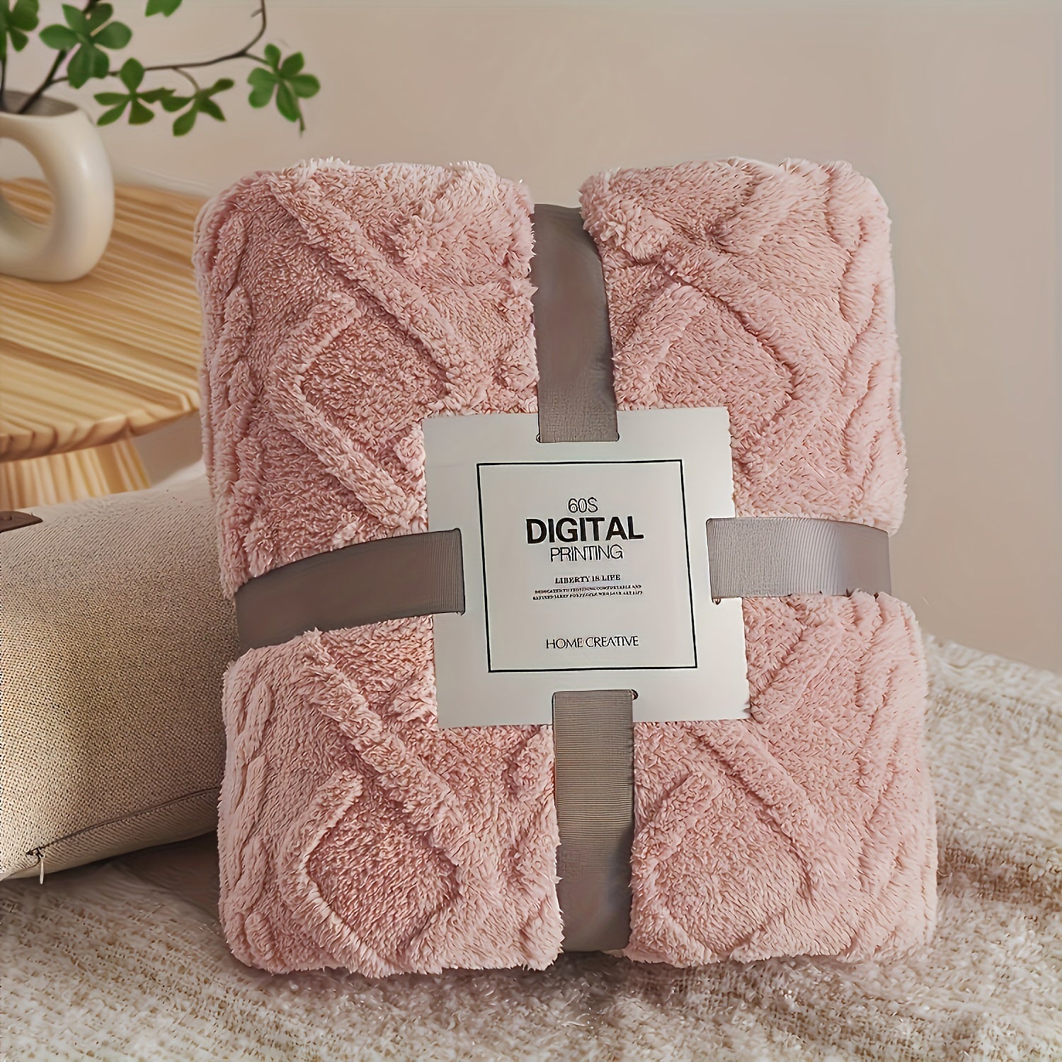 Yagona karavot uchun bir rangli jakard to'rli teri velvetsidan tayyorlangan ko'rpa. Ushbu ko'rpa qo'shimcha issiqlik va qulaylik uchun qalinlashtirilgan, bu esa uni havo konditsioneri uchun tashqi ko'rpa sifatida ishlatish uchun mukammal qiladi.