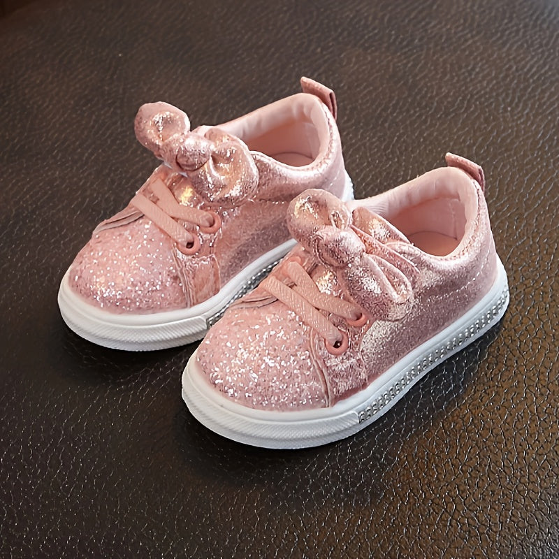 Qizlar uchun yumshoq taglikli, kamon detali, bir rangli, mato yuqori va ichki, kauchuk taglik va mato ichki taglikka ega bo'lgan tasodifiy slip-on sport poyabzallari. Qizlar, bolalar va kichik bolalar uchun mos keladi.