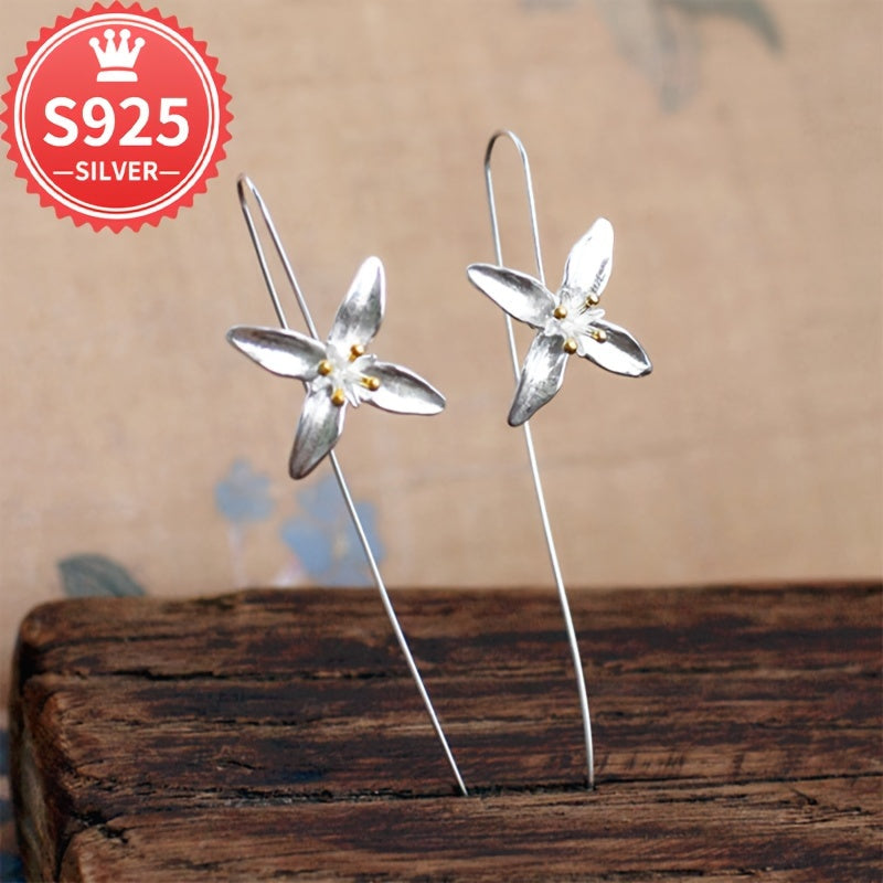 Minimalist Elegant Golden Flower Long Earrings 925 Gippoallergenik, to'rt yaproqli clover gullari bilan go'zal anti-oksidant qutisida. 4.2g og'irlikda, bu to'plam mukammal sovg'a qiladi.