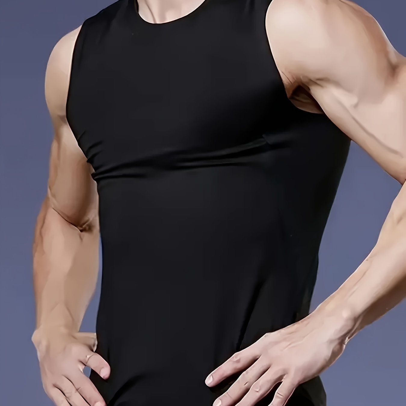 Erkaklar uchun yengsiz tank top, yuqori cho'ziluvchan trikotaj matodan tayyorlangan, bir rangda, 94% Polyester va 6% Spandex. Yopiq bo'yin, tor kesim va tez quriydigan materialga ega, sport zalida mashg'ulotlar uchun mos keladi.