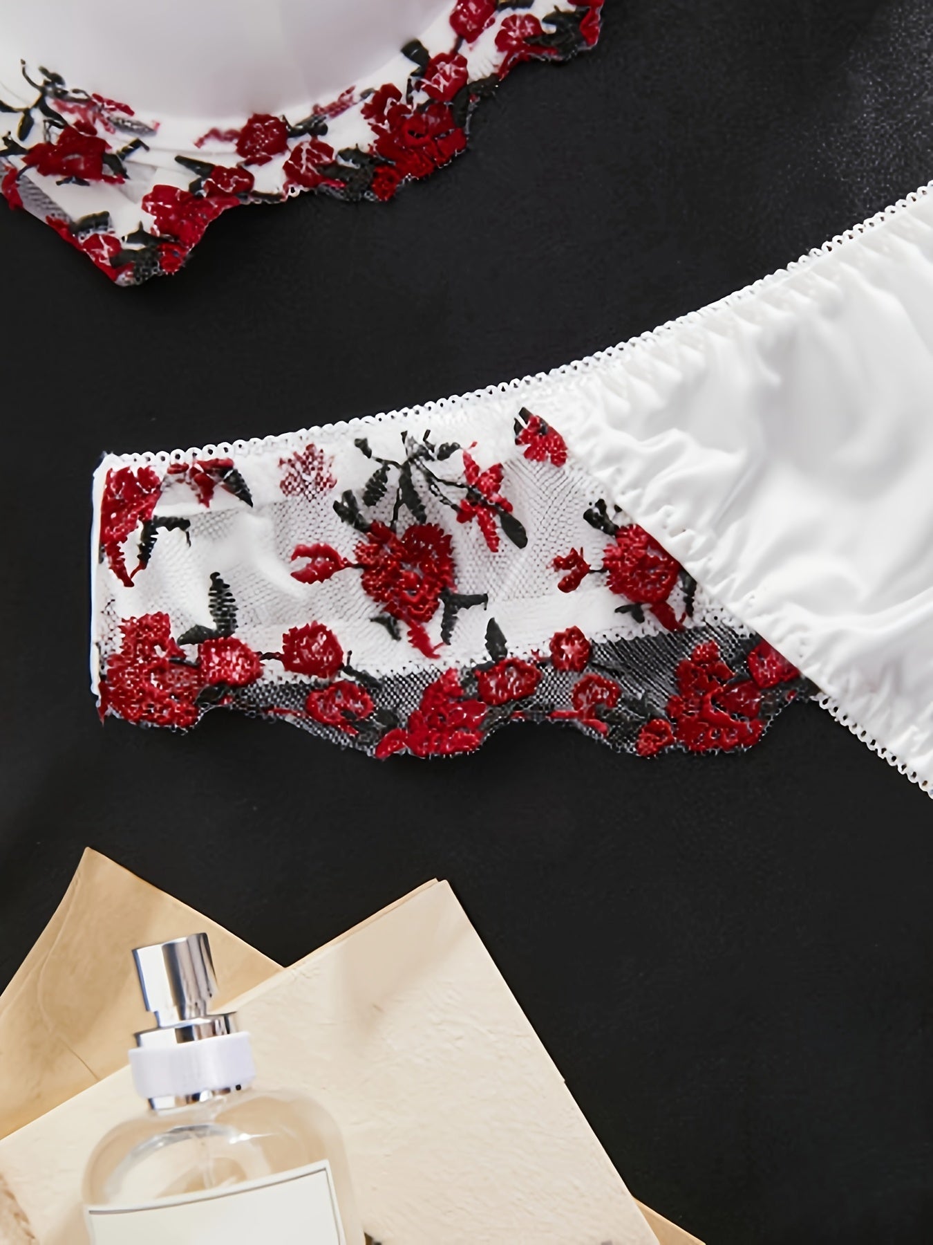 Yumshoq va qulay oq gullar bilan bezatilgan ichki kiyim, ko'krak yostiqlari bilan.