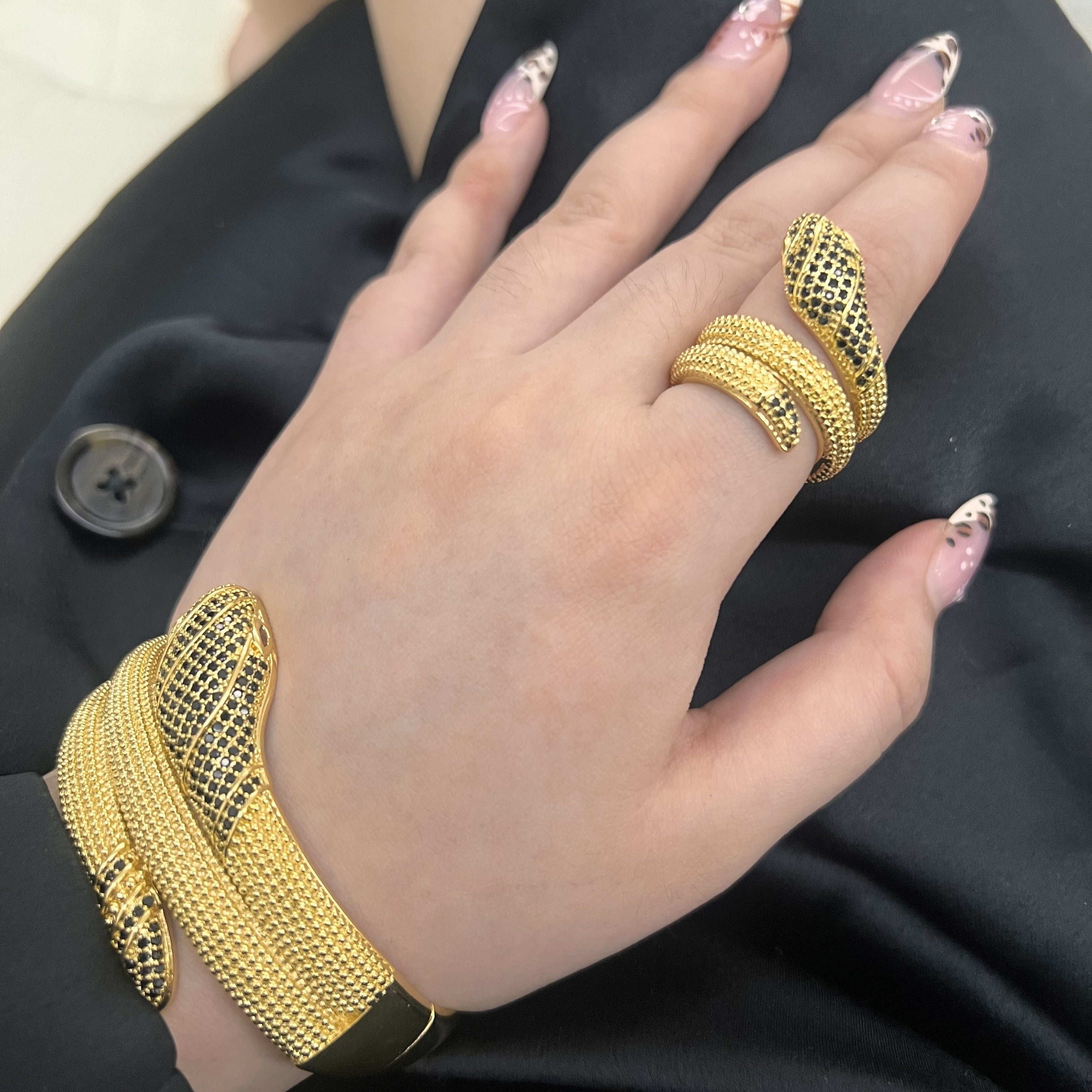 Zarif 2-qismli ilon mavzusidagi zargarlik to'plami, ajoyib zirconia Pave bilaguzuk va misdan yasalgan uzuk bilan. Ushbu nafis to'plam 14-fevral, ziyofatlar va maxsus bayram tadbirlari uchun sovg'a berish uchun mukammaldir.