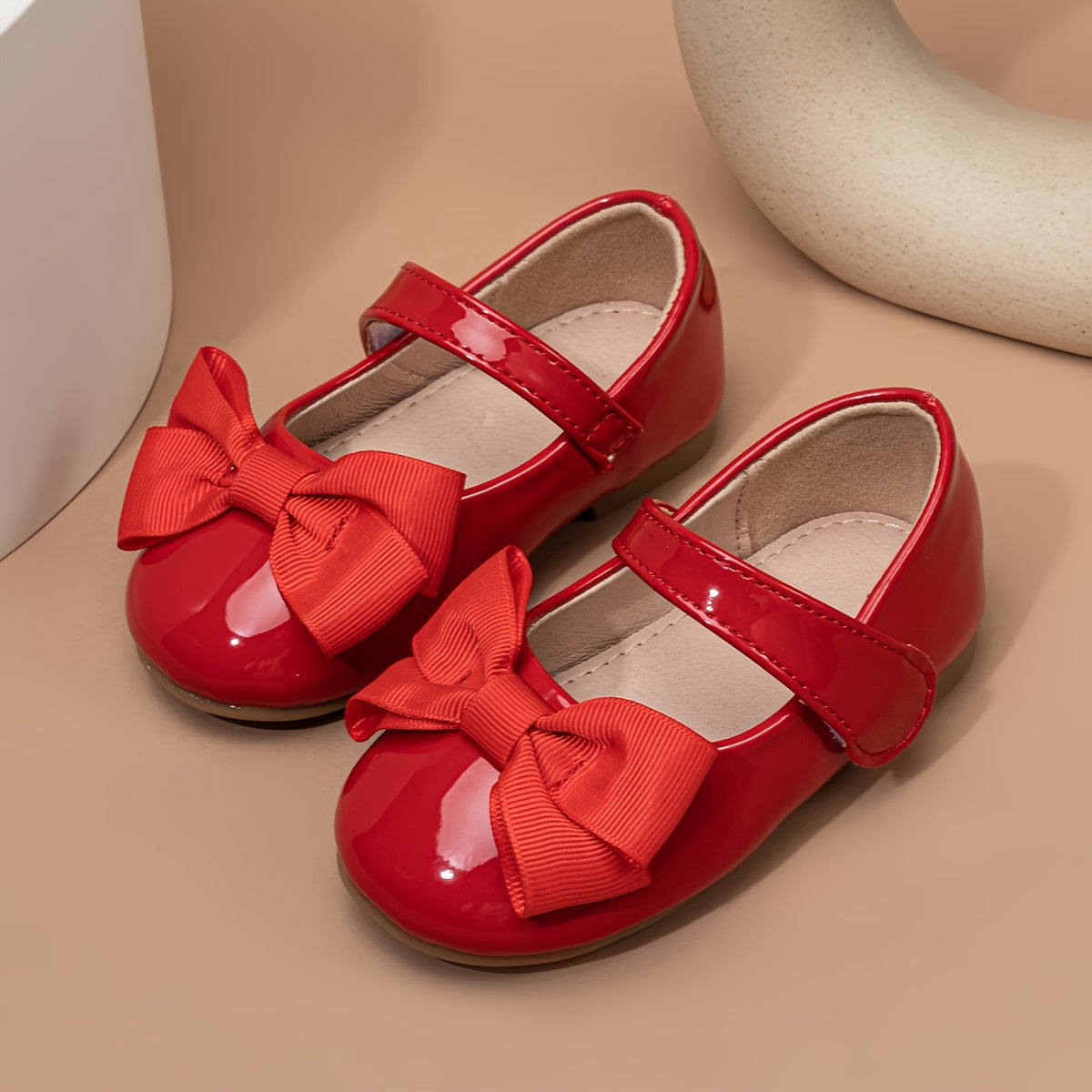 Qizlar uchun qizil Mary Jane poyabzallari, kamon detali, PU yuqori qismi va astar, TPR taglik, ilgak va lenta yopilishi, dumaloq barmoq - 14 yosh va undan kichiklar uchun.