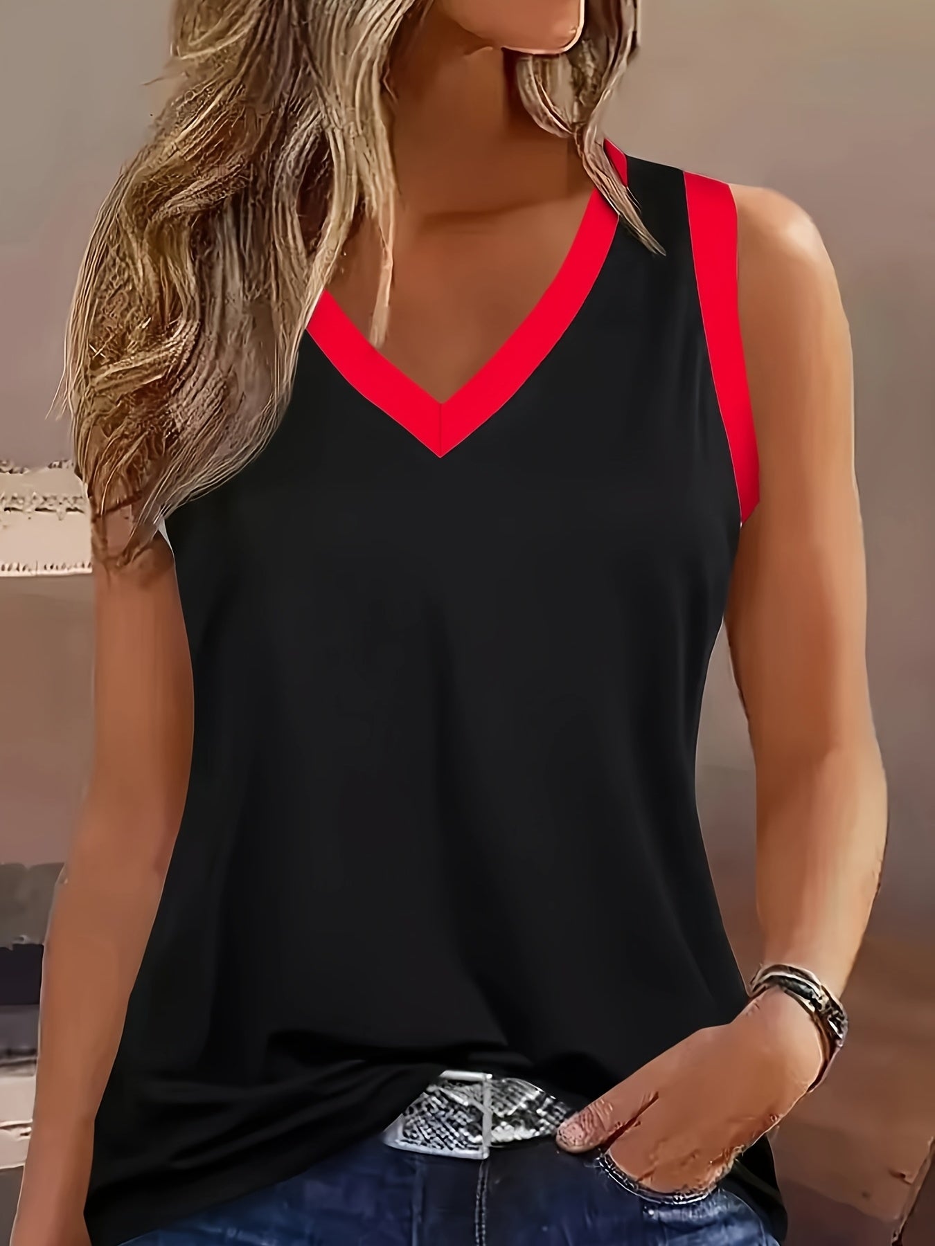 Женская черная безрукавка-топ с красными акцентами из дышащего полиэстера