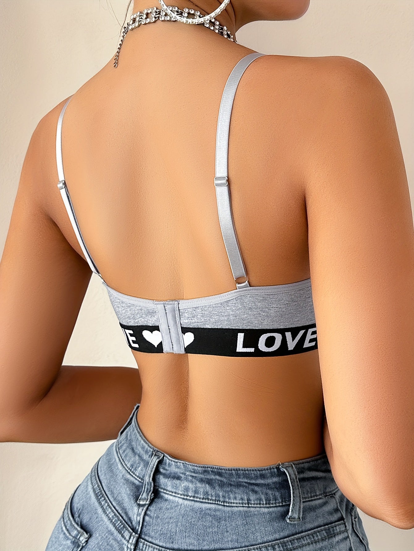 Взрослый повседневный бюстгальтер с сексуальным дизайном панелей с алфавитом, изготовленный из полиэстера и эластана, без косточек и без подкладки, с легкой поддержкой.