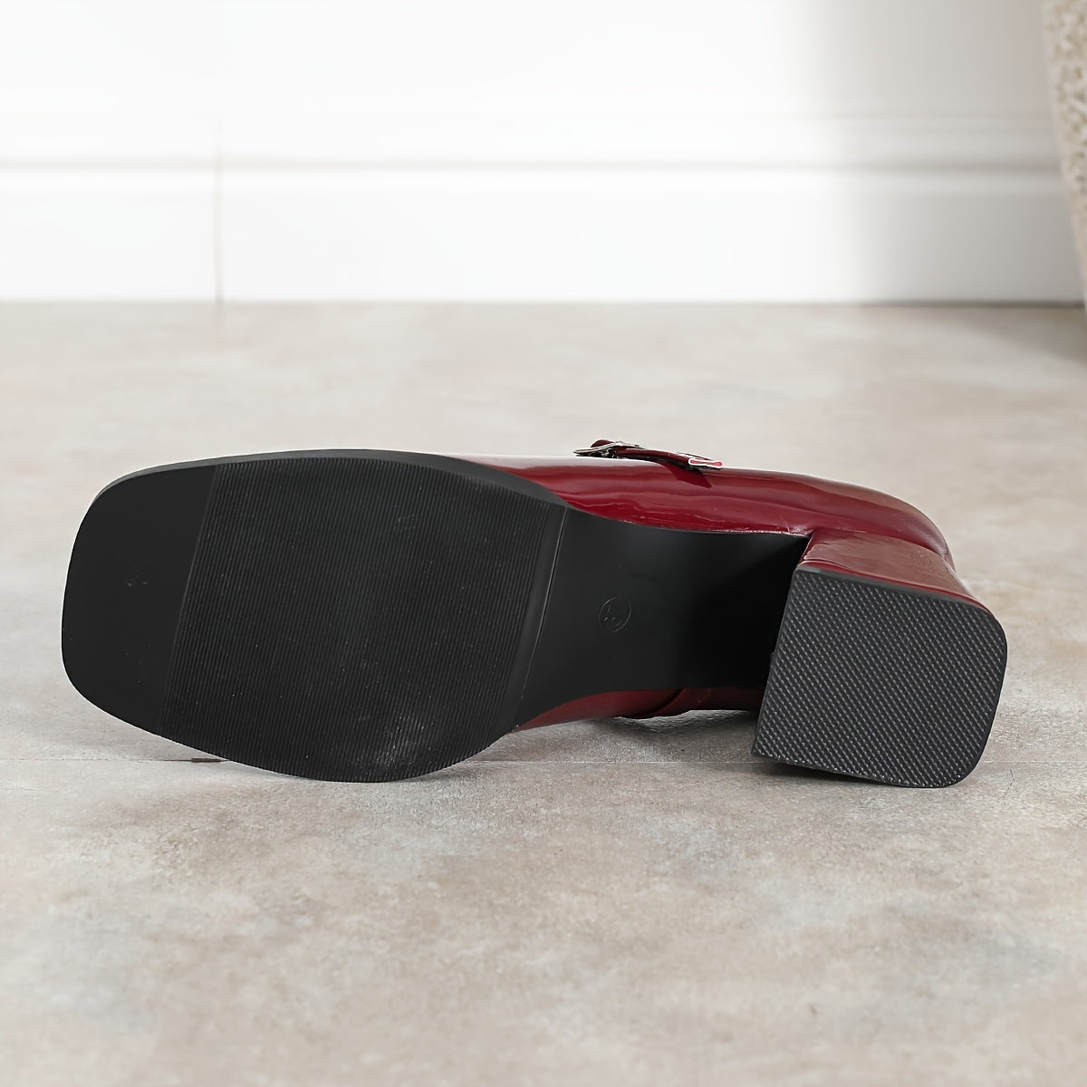 Женские туфли Мэри Джейн с квадратным носком и квадратным каблуком, элегантный и универсальный стиль для всех сезонов. Изготовлены из синтетических материалов.