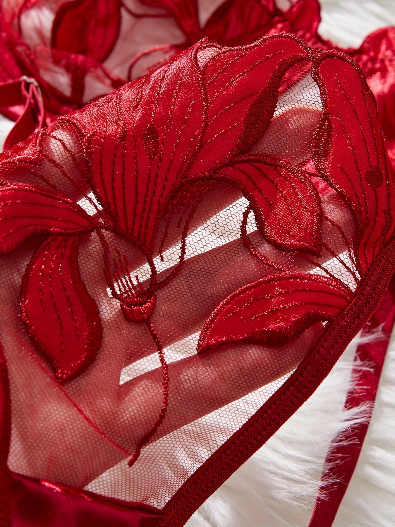 Yevropa va Amerika uchun ayollar uchun yangi ultra-ingichka dantel ichki kiyim to'plami, dantel bezaklari bilan tikilgan brassier va shimlarni o'z ichiga oladi.