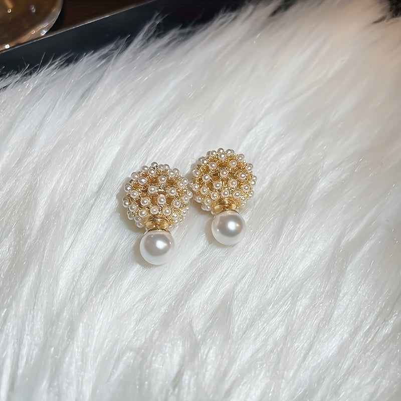 Yaltiroq marvarid va to'liq guruch beadlaridan iborat dekorativ to'p dizayni bilan stud sirg'alar, misdan tayyorlangan va 18K oltin bilan qoplangan. Zargarlik ixlosmandlari uchun mukammal ayol sovg'asi.