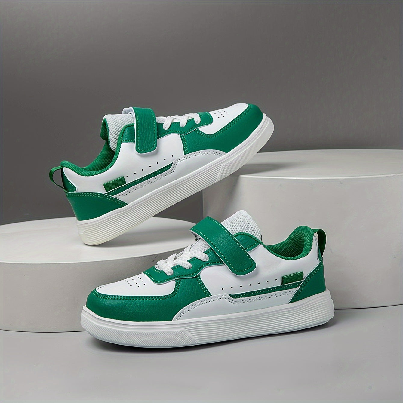 Ichki va tashqi foydalanish uchun ideal bo'lgan ko'p funksiyali krossovkalar, tasodifiy yugurish dizayni bilan. Bog'ichlar bilan kiyish oson, yengil, havo o'tkazuvchi va qulay. Zamonaviy yangi kelishlar.