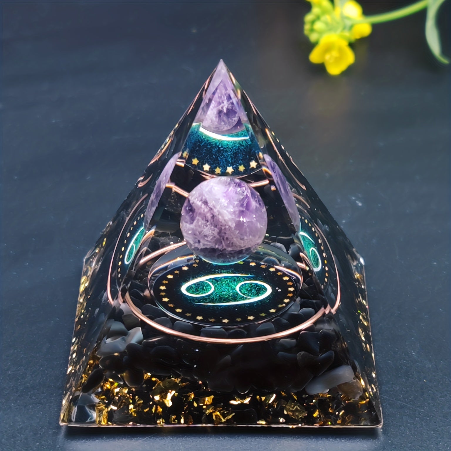 Orgone Piramida o'n ikki konstellatsiya bilan: Buzoq, Chayon, Egizaklar, O'qotar, Baliq, Qovg'a, Vahima, Tarvuz, Chayon, Qiz, Egizaklar, Suv, Amethyst Kristallari, Uy Dekori, Sovg'a