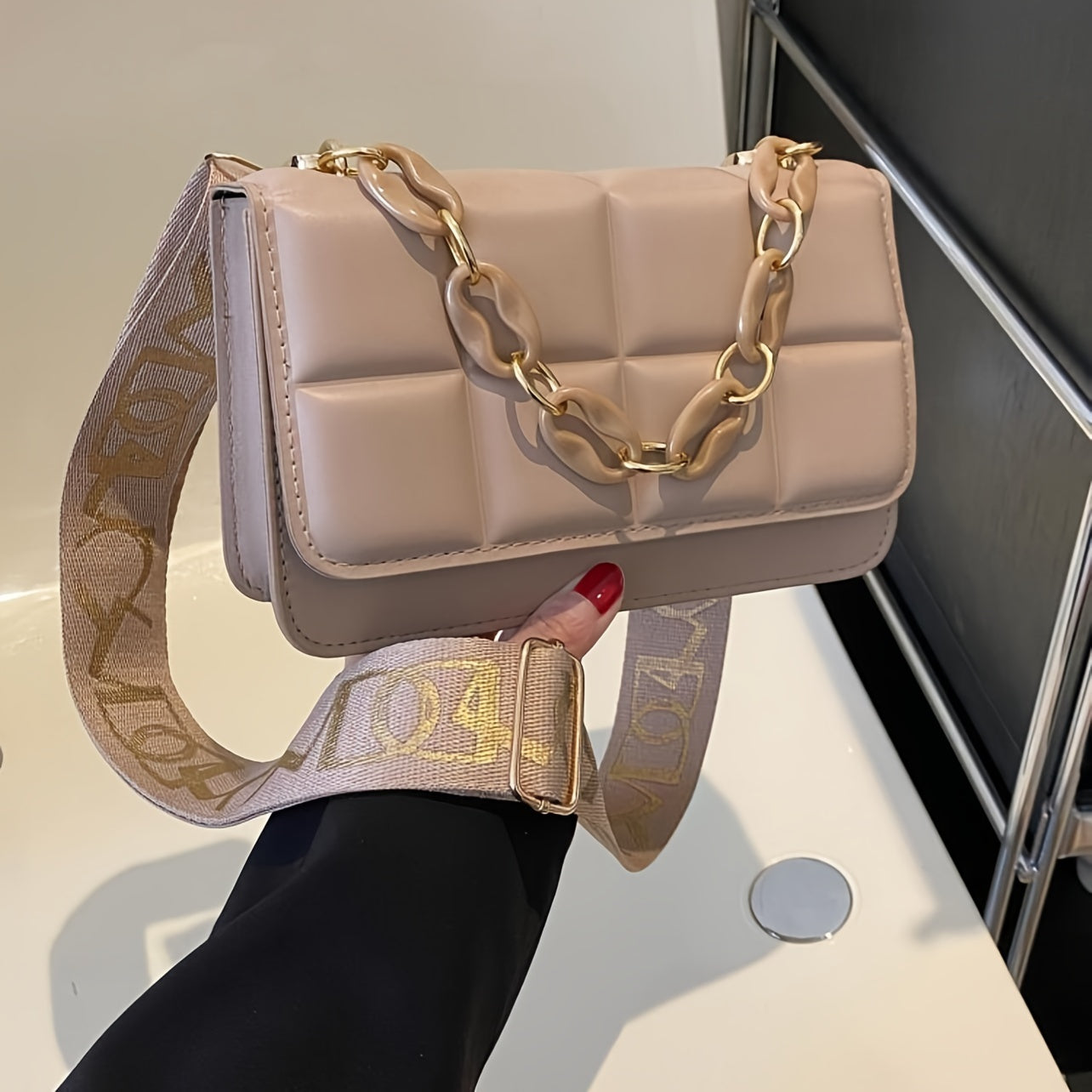 Soʻnggi sozlanadigan kamar bilan qora sintetik charm mini plaid crossbody sumkasi