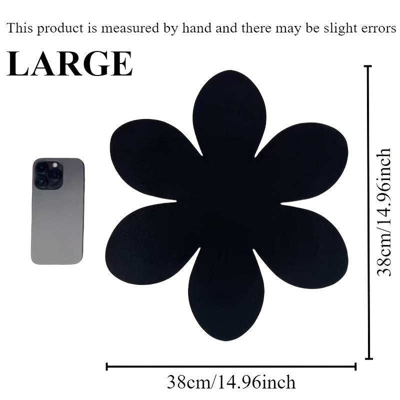 Набор из 4 черных подушечек в форме лепестков, изготовленных из нетканого, антипригарного материала. Эти подушечки не скользят, защищают от ожогов и обеспечивают теплоизоляцию. Их легко чистить, и они сделаны из многослойной войлочной ткани.