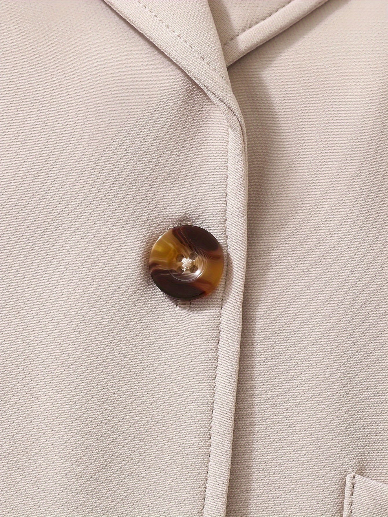 Qizlar uchun 3 qismli yozgi to'plam: yelkasiz jilet, shortik. Bir rangda. Polyester 95%, elastan 5%. Tor kesim. Ish uslubi. Biroz cho'ziladigan. Plaket tafsiloti. Tashqi kiyim.