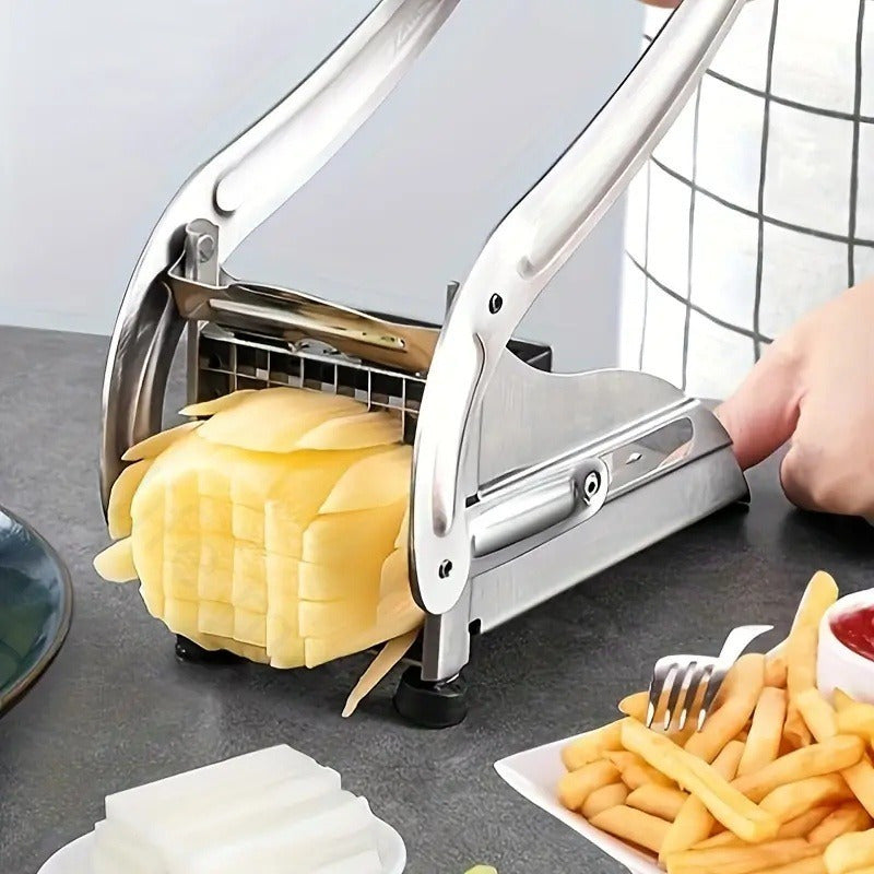 Qoʻlda kesish uchun ikki pichoq bilan stainless steel French fry cutter, kartoshka va boshqa meva va sabzavotlarni kesish uchun. Barqarorlik uchun yopishmaydigan asos. Uy va professional oshxonalarga mos.