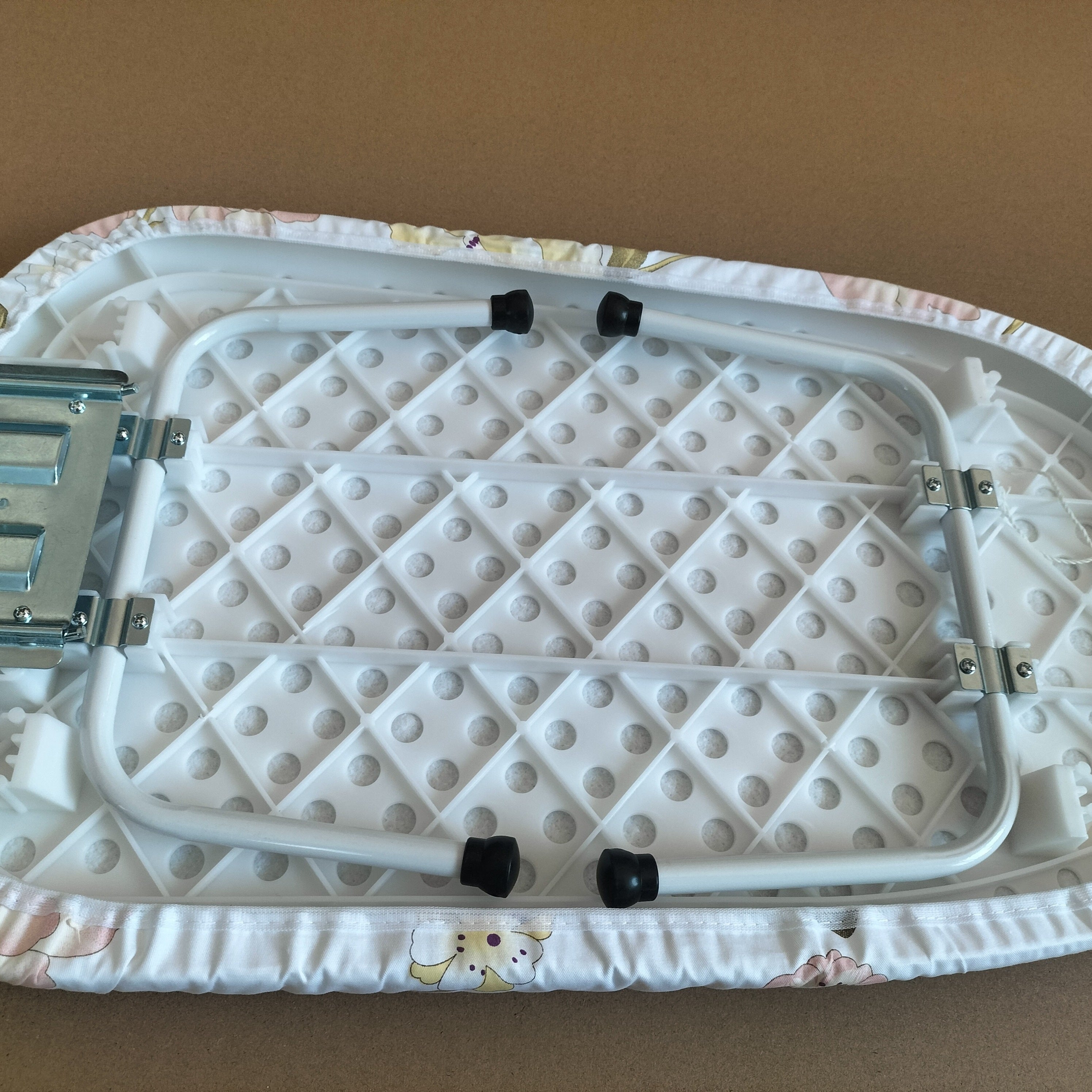 Компактная складная гладильная доска с нержавеющей стальной рамой и пластиковым покрытием, портативная гладильная доска для дома, дизайн, экономящий пространство