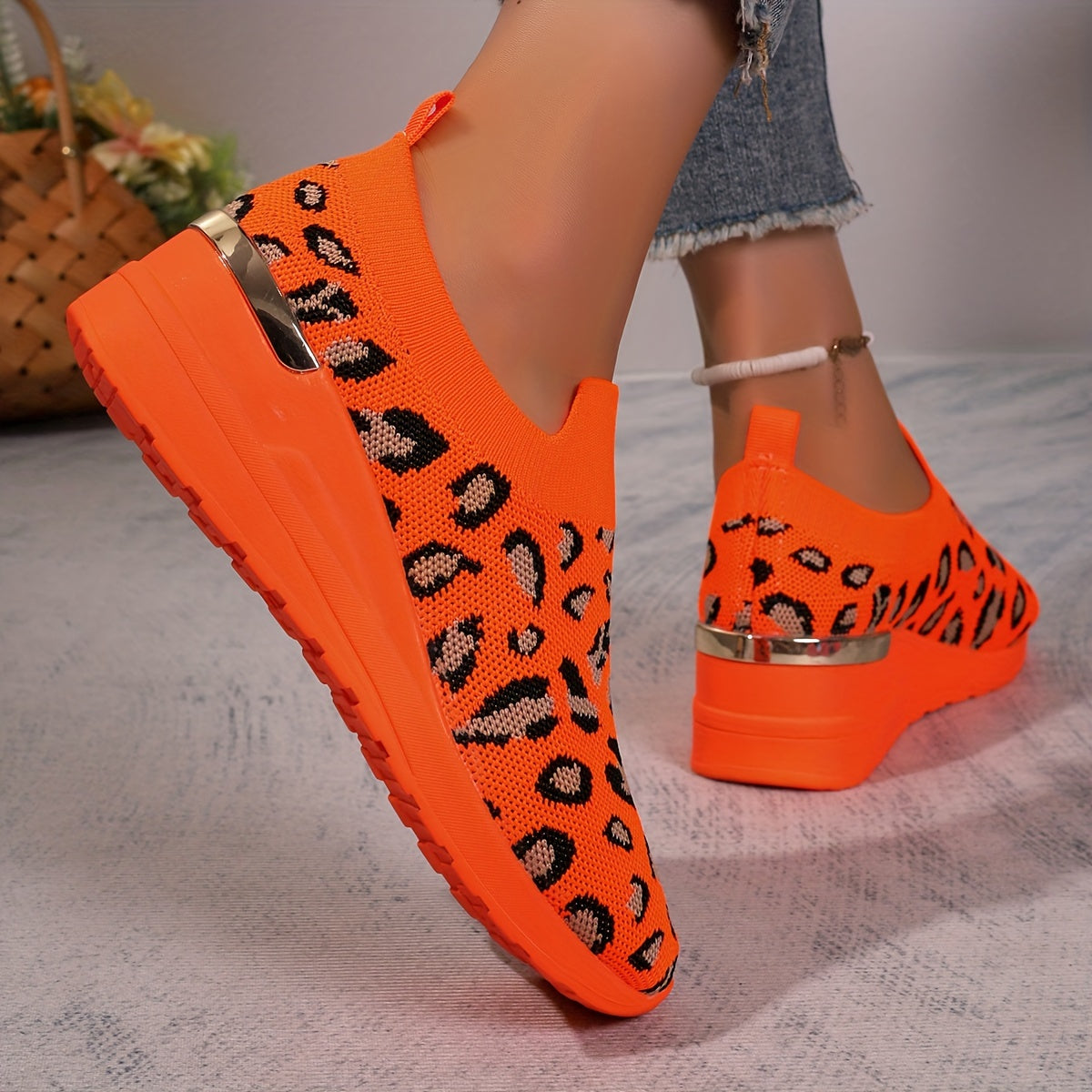 ayollarga mo'ljallangan nafas oladigan tikilgan sport poyabzali, kundalik va tashqi foydalanish uchun slip-on poyabzal