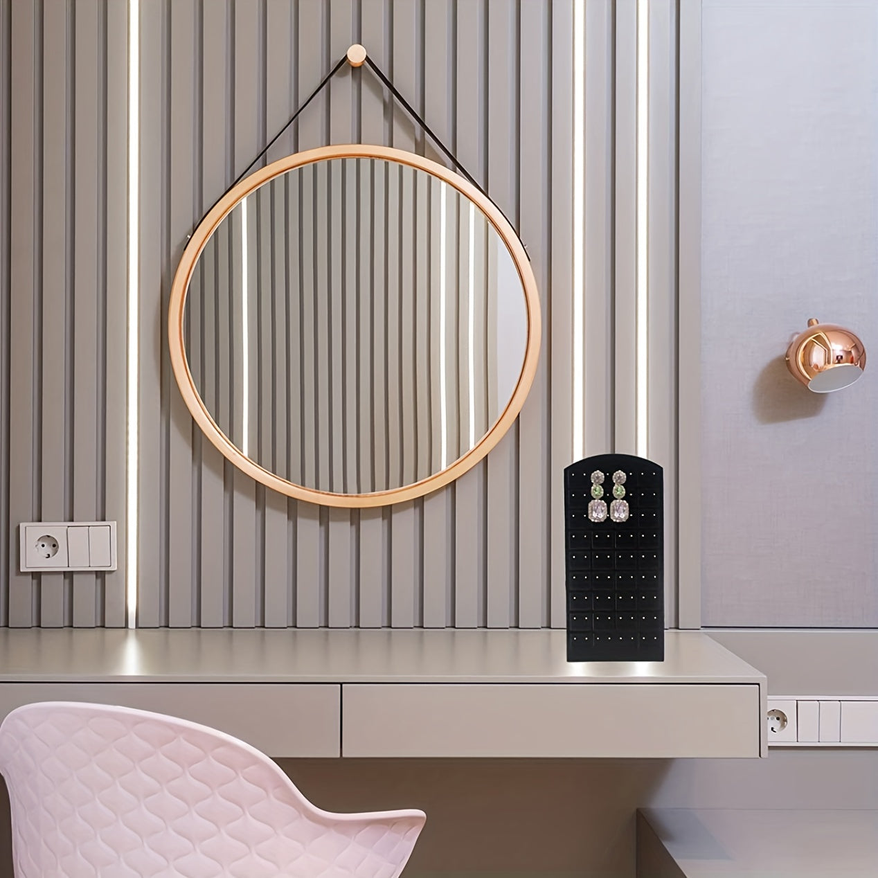 Akril zargarlik buyumlarini tashkil etuvchi, 72 ta quloq sirti teshikli saqlash qismi bilan ko'rsatkich