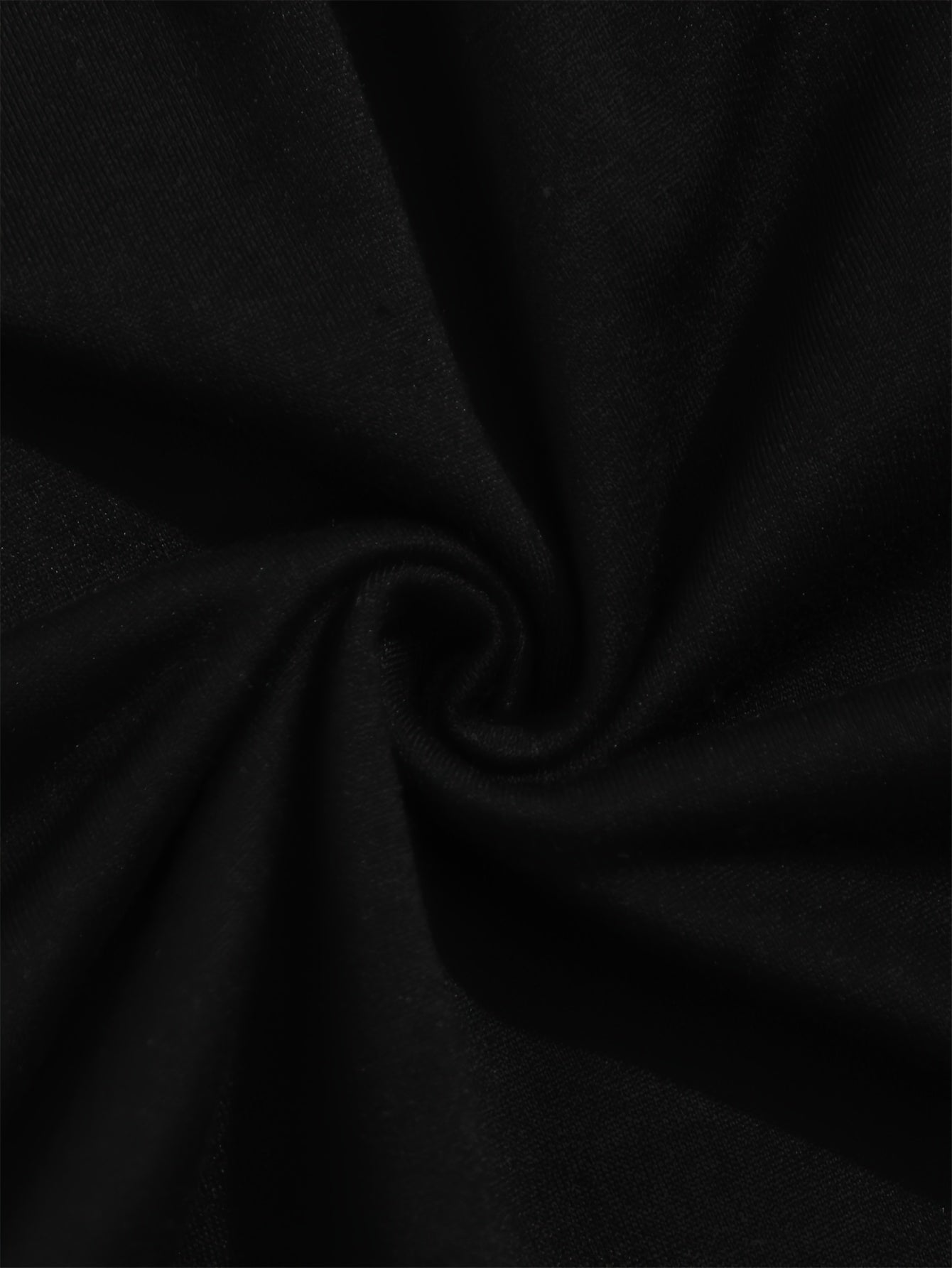 Los Angeles ikki qismli to'plami ayollar uchun harf bosma uzun qo'lqopli xuddi va tortishqoq sport shimlarini o'z ichiga oladi.