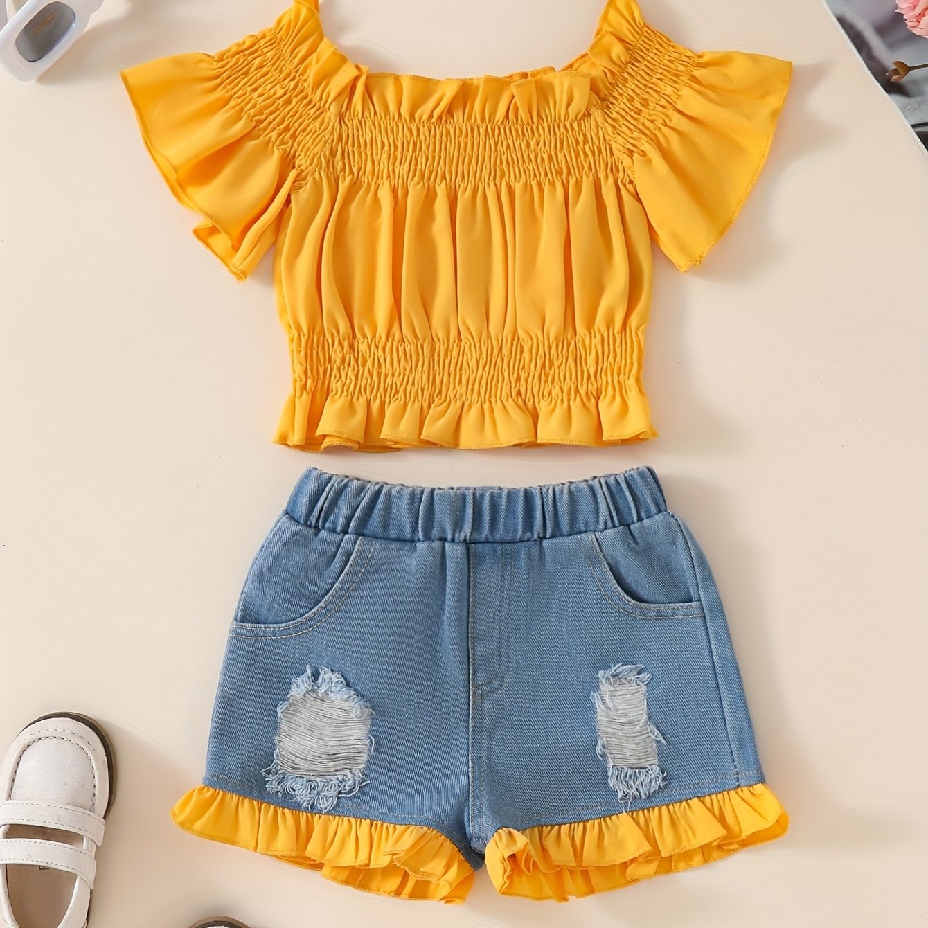 Девчачий комплект из двух предметов: джинсовая блузка с открытыми плечами и шорты для летних повседневных мероприятий