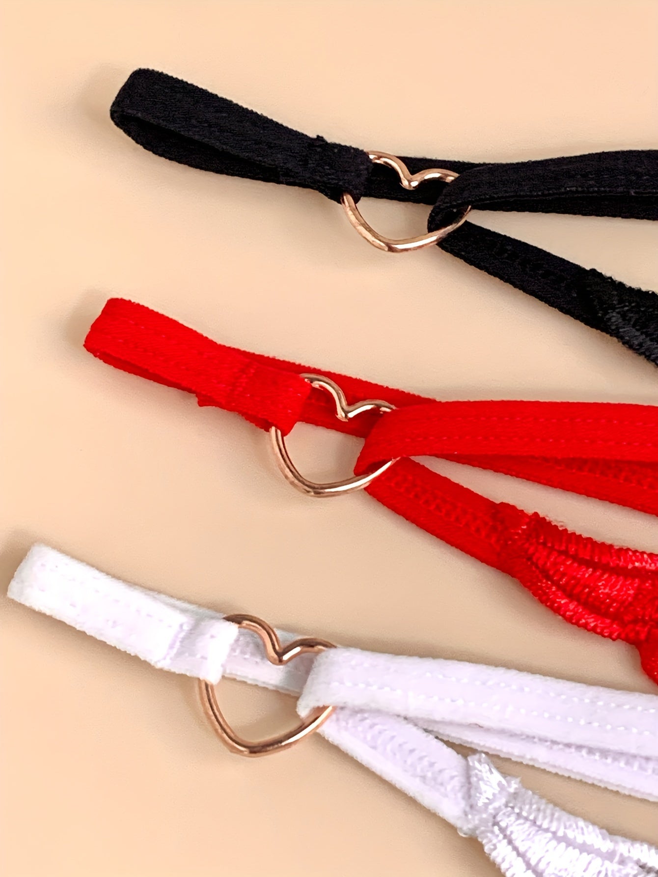 3 Ta'sirli yurak zanjirli thonglar, 'SIZNI SEVAMAN' tikuv bilan, 14-fevral uchun mukammal. Yumshoq polyester va spandeks aralashmasidan tayyorlangan.